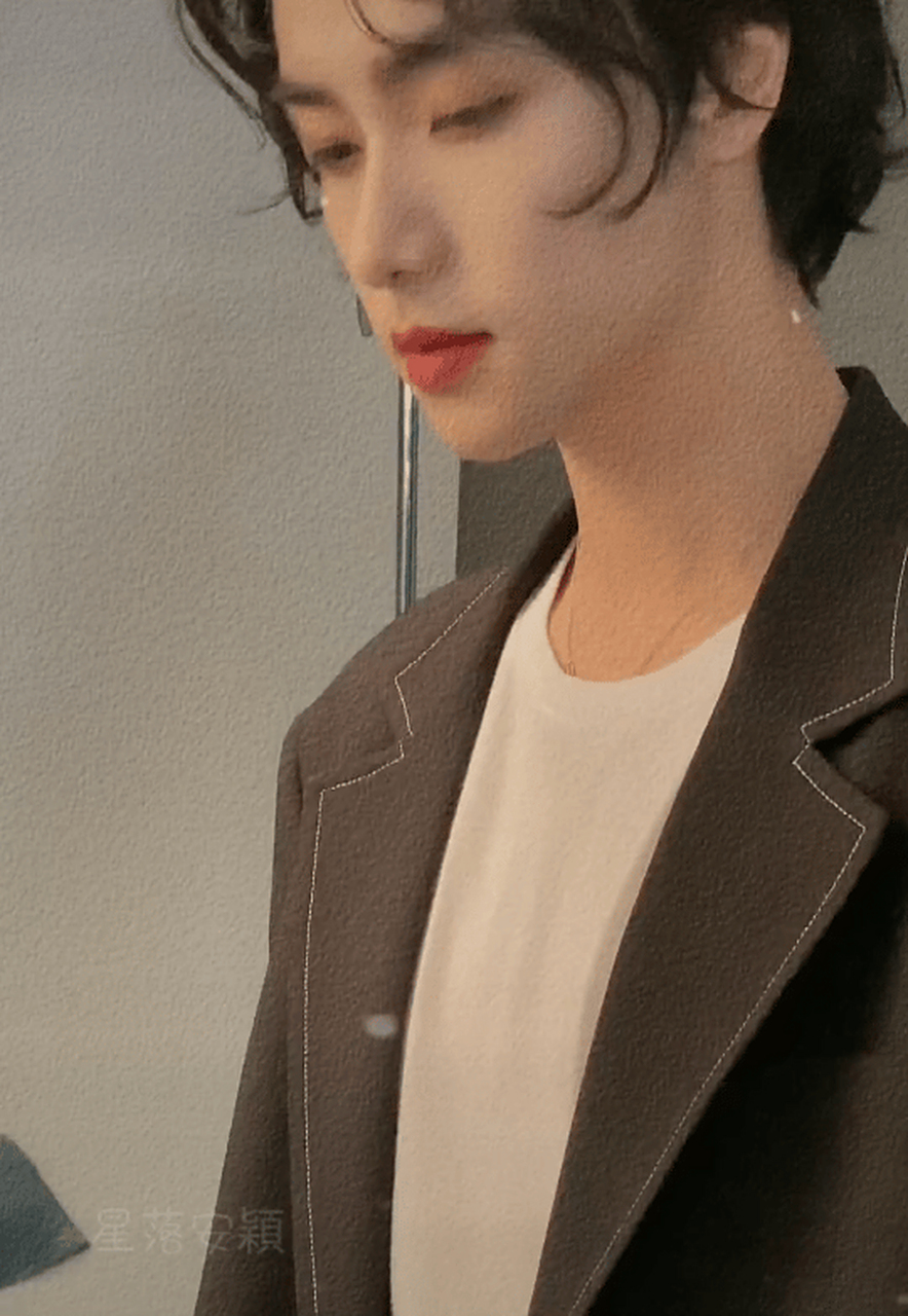 帅帅的高寒@演员高寒 [兔子][兔子][兔子][鲜花][鲜花][鲜花][期待]