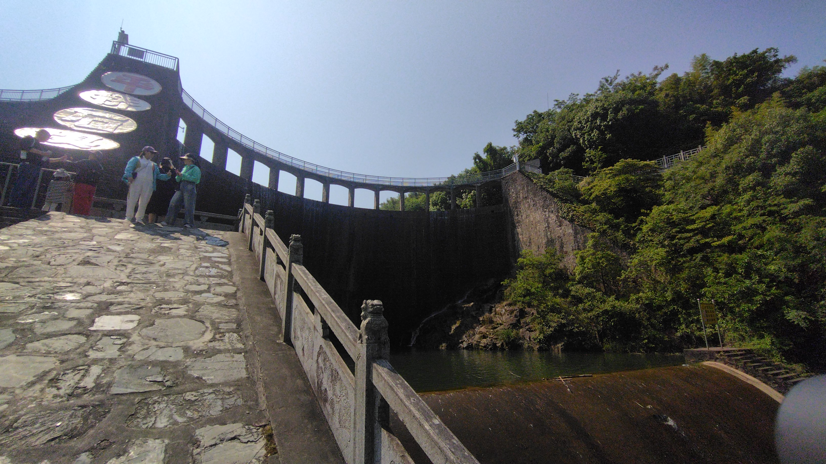 今天我们来到了溧阳平桥石坝,它规模不大,但给人结实和力量的感觉