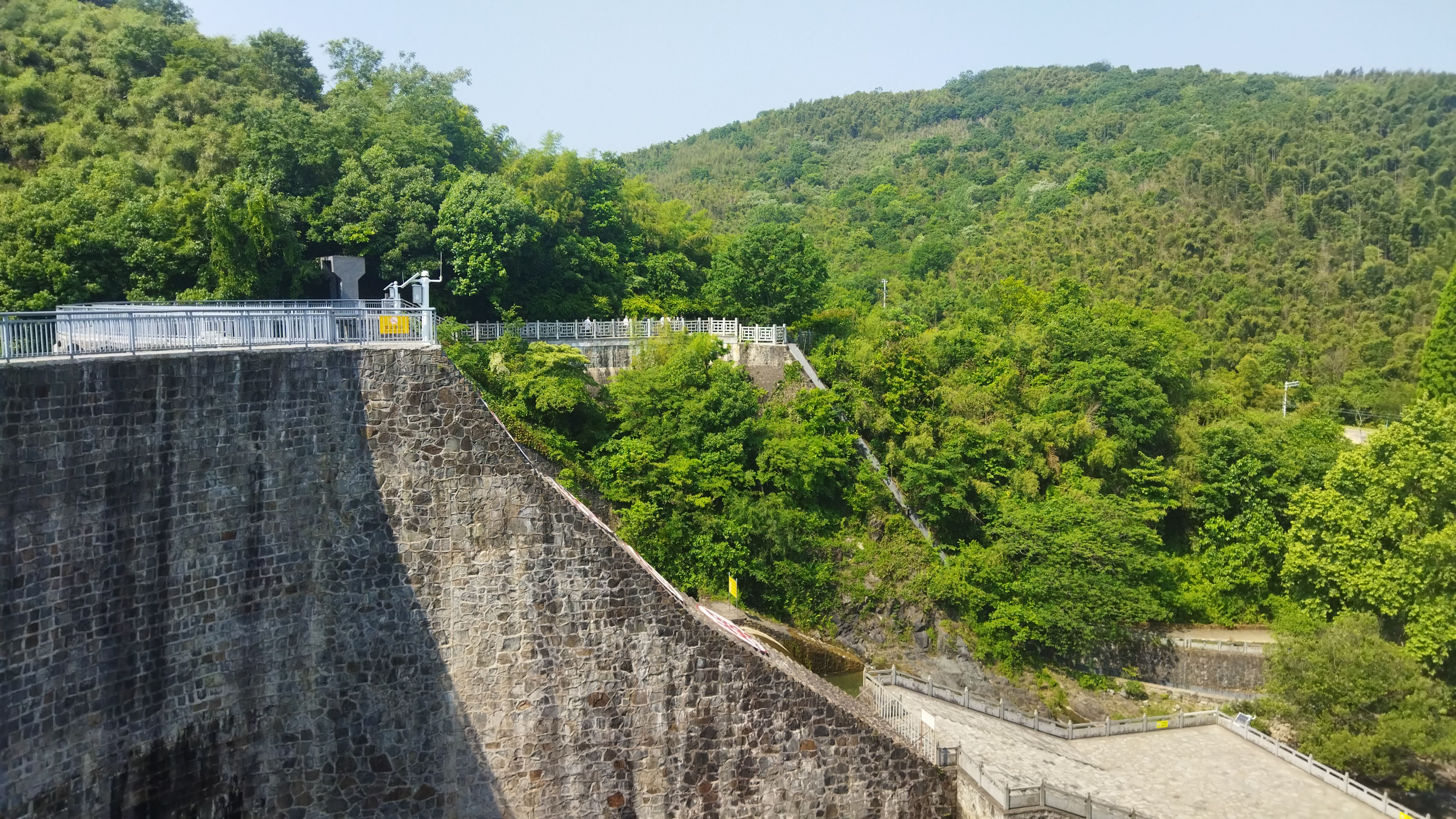 今天我们来到了溧阳平桥石坝,它规模不大,但给人结实和力量的感觉