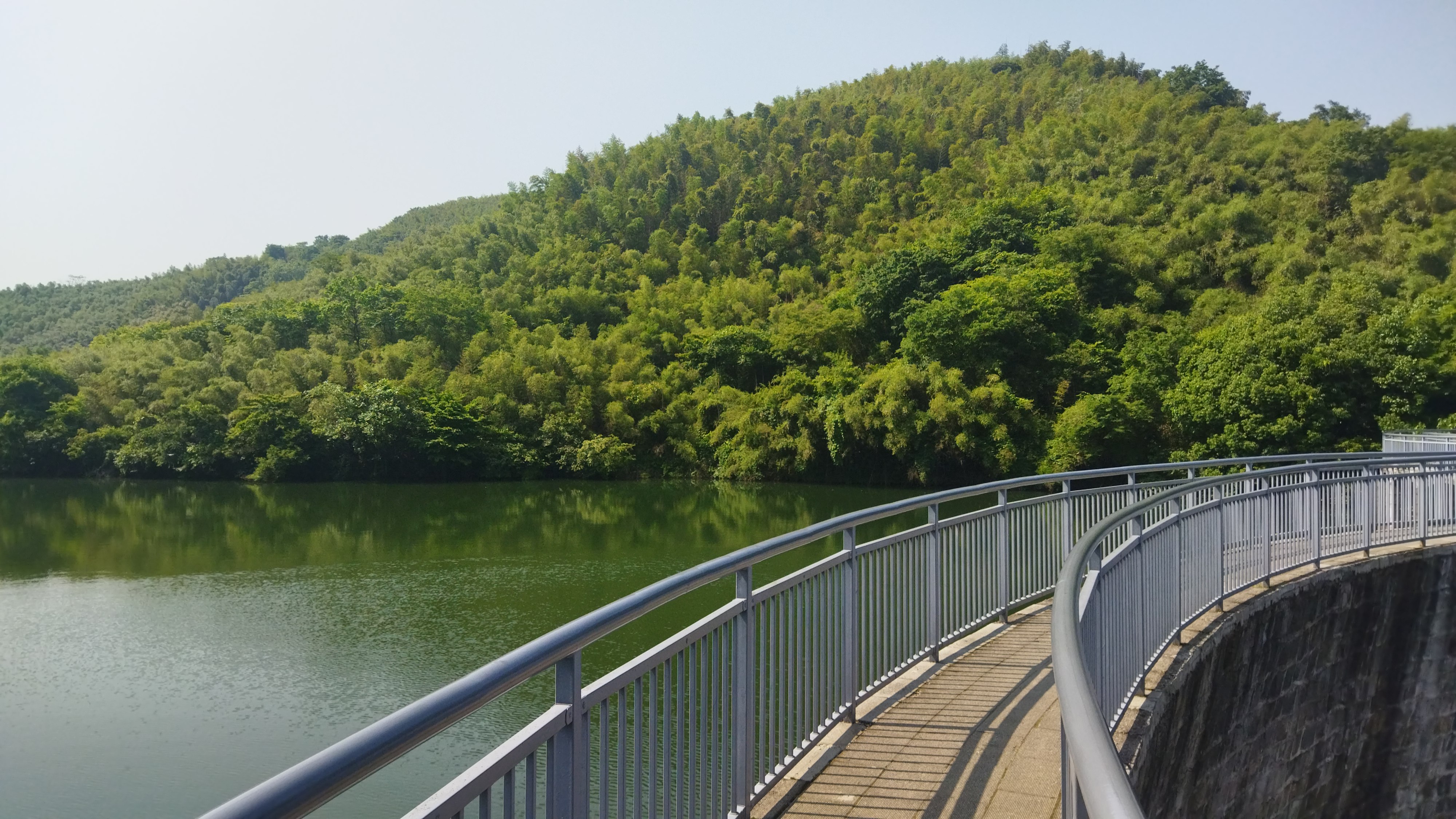 今天我们来到了溧阳平桥石坝,它规模不大,但给人结实和力量的感觉