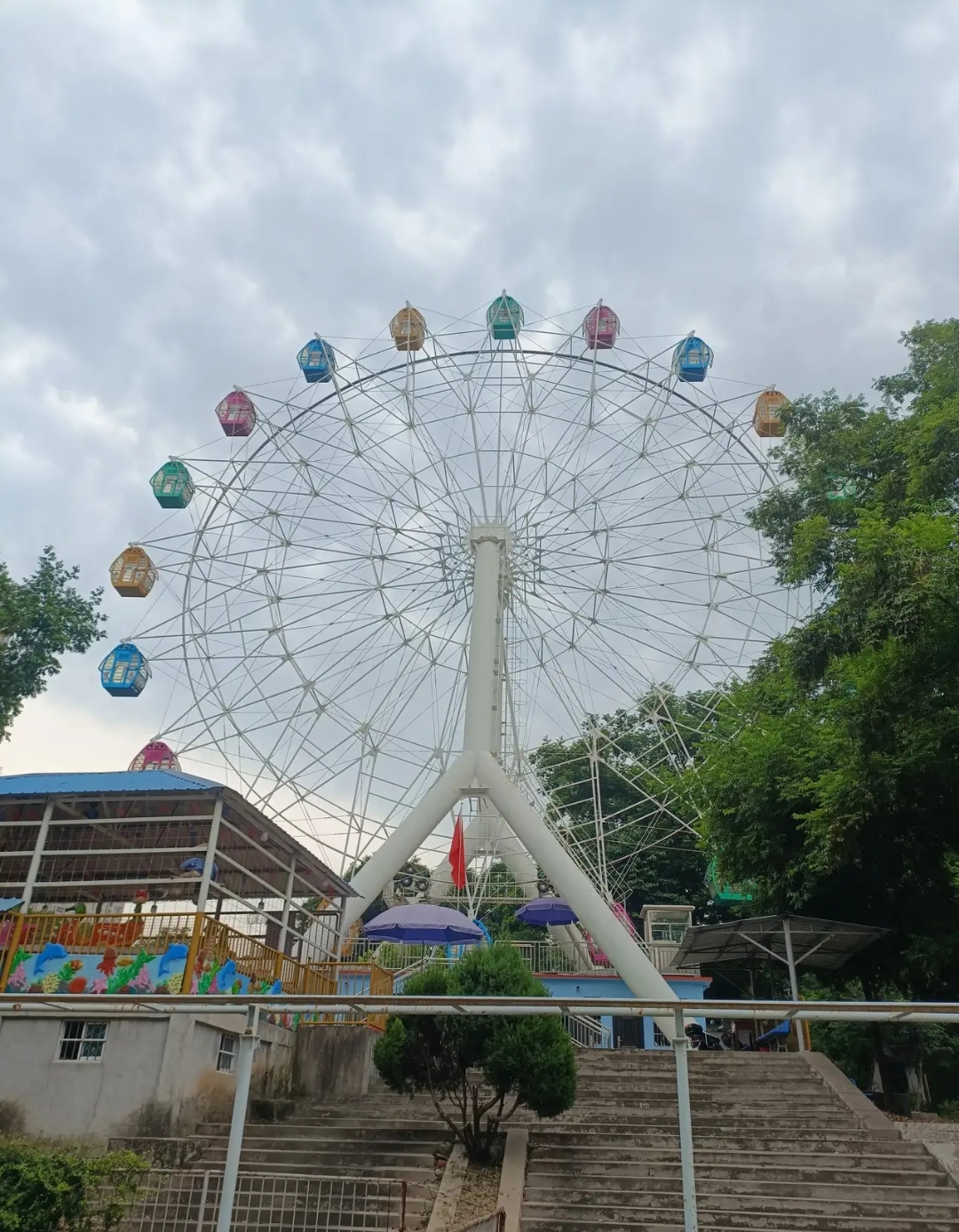 这个摩天轮曾是安庆第一个摩天轮,也陪伴了几代人的童年时光!