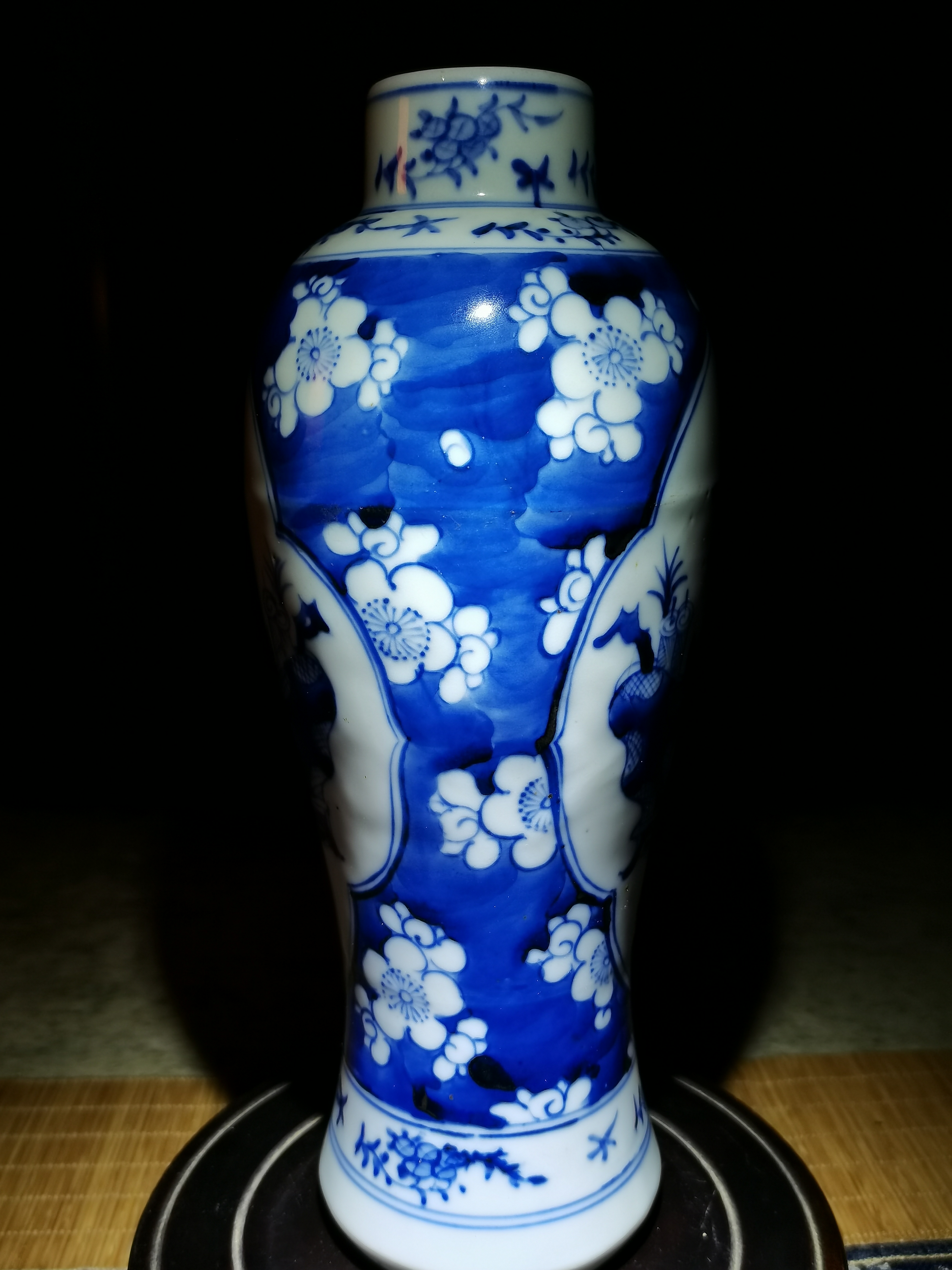 青花瓷花瓶,古韵雅致,置于书桌一角,静谧了时光.