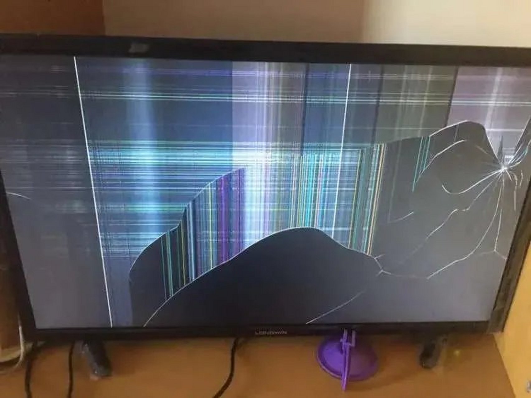 电视机被砸坏的图片图片