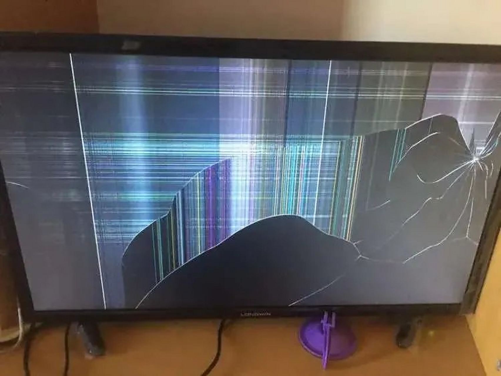 表姐带小孩来家里玩,结果把我家电视砸了,现在找她赔5000块钱,她不肯