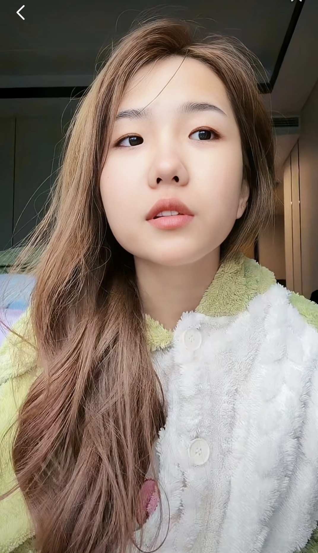 棕色长发随风飘动,眼睛炯炯有神地看向镜头,仿佛在跟你打招呼.