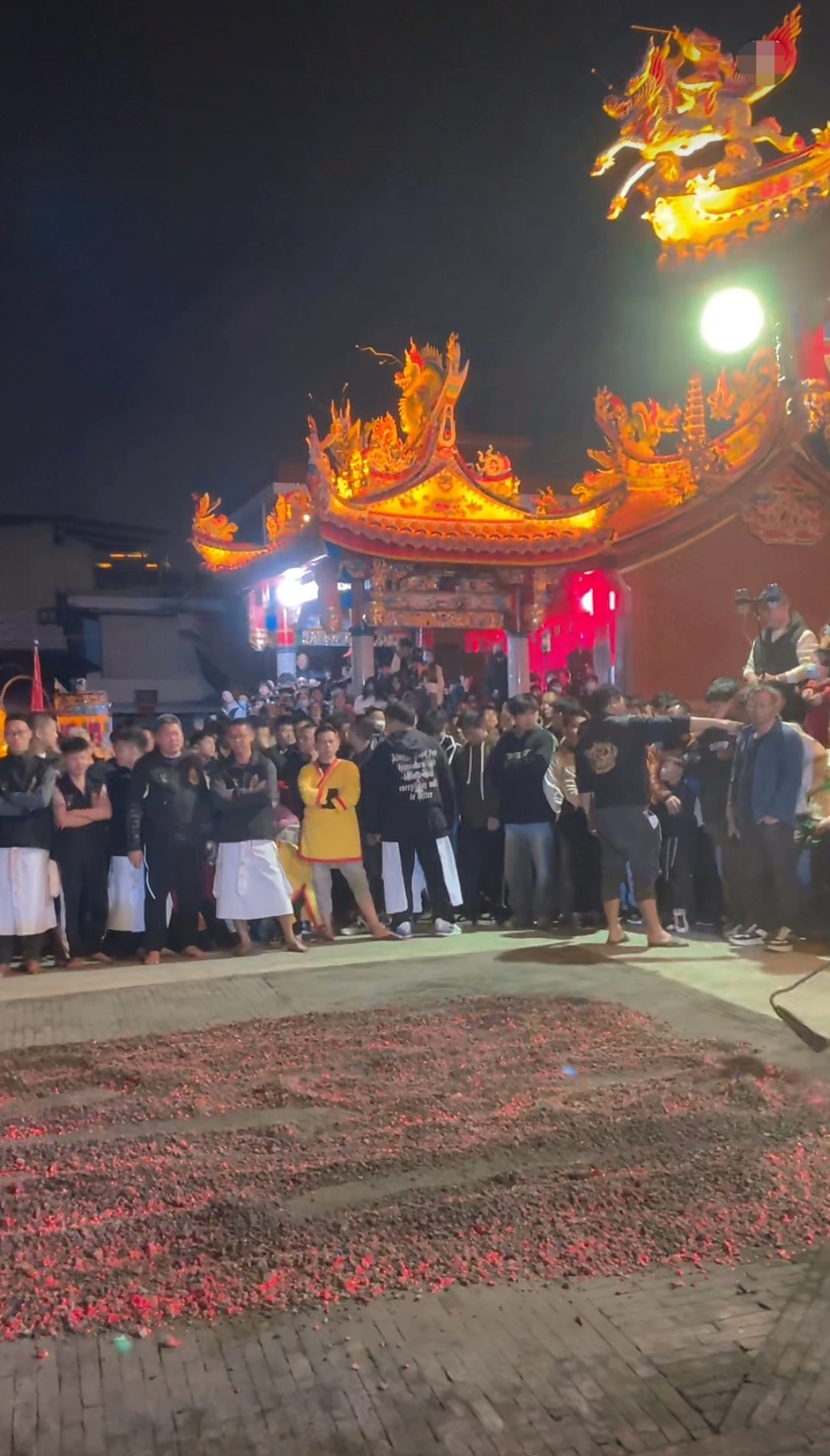 福建习俗  光脚踏火炭919191 烧的通红的火炭,男人们赤着脚从