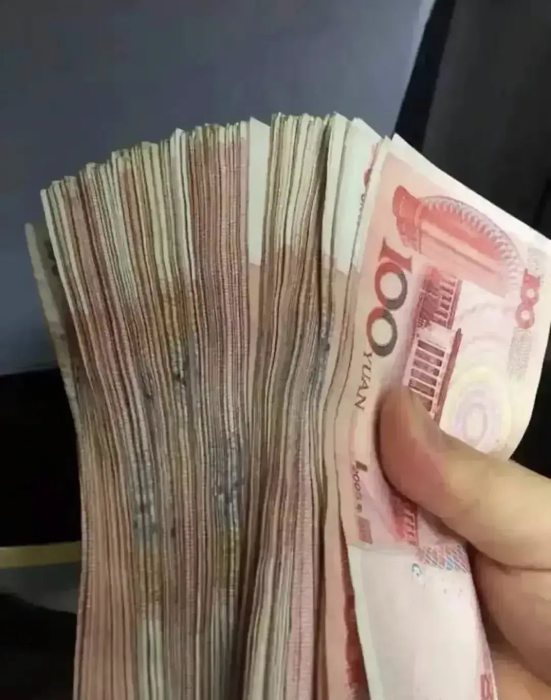 我和老公回婆家拿两万块钱,刚进家门坐下喝口水,向婆婆说明来意,婆婆