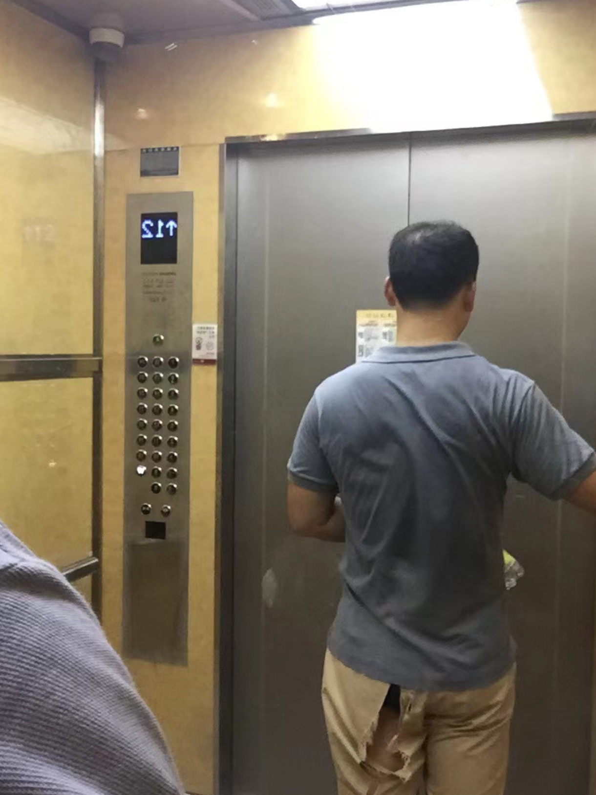 刚坐电梯,上来一男子,背对着我站在电梯门口,裤子后边烂了一个大洞,我