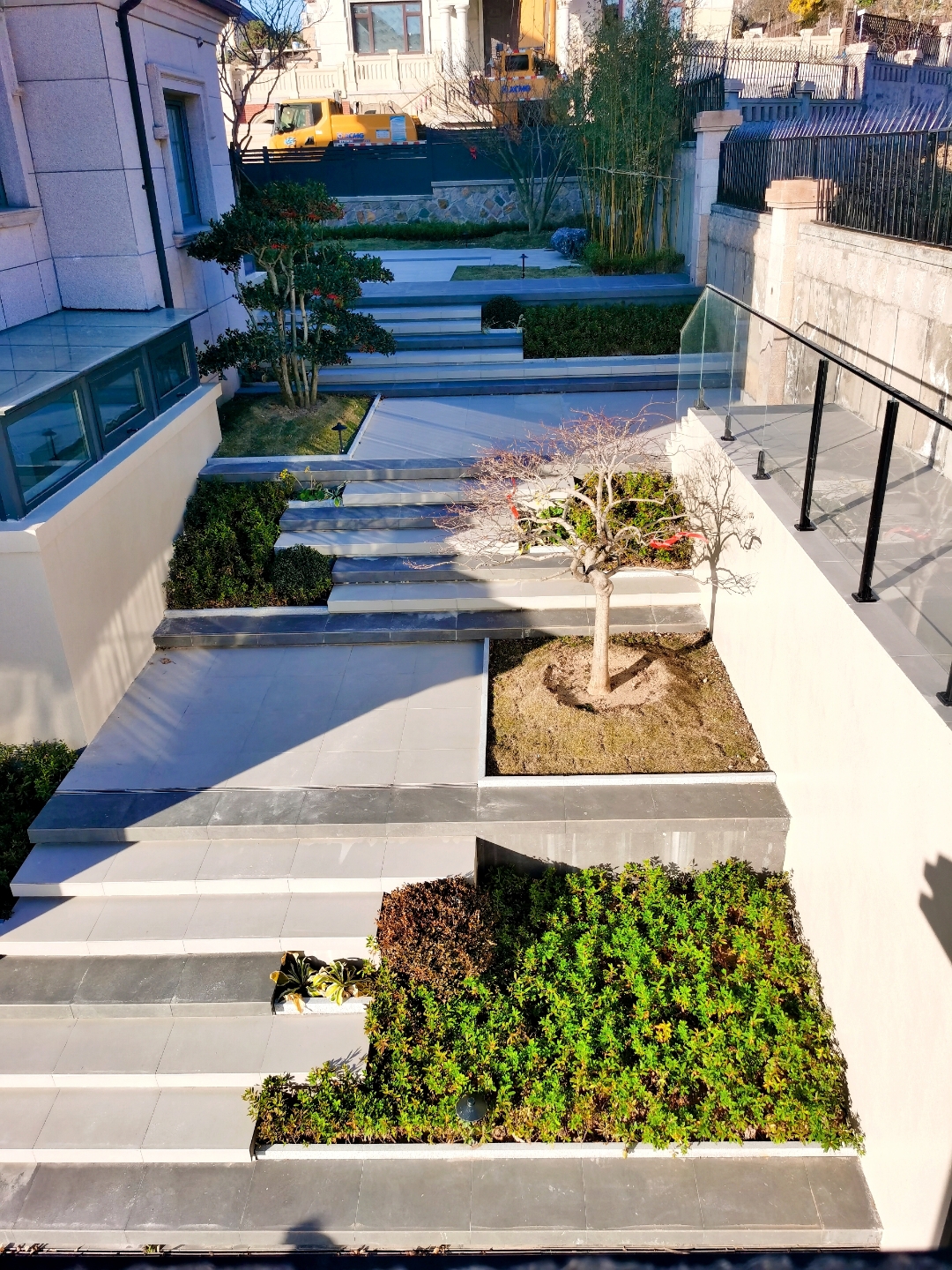 哇,这楼梯设计太有创意了,绿植点缀其中,走在这样的花园里,心情都变好