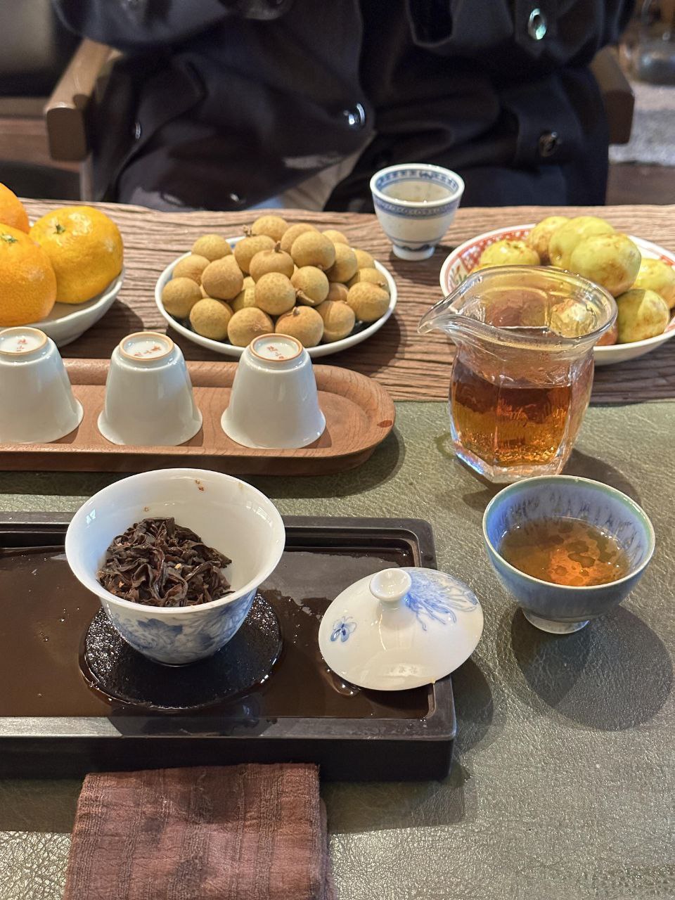 "刚刚和朋友聚会,桌上摆满了美食和茶点,真是太享受了! #姐妹喝茶#