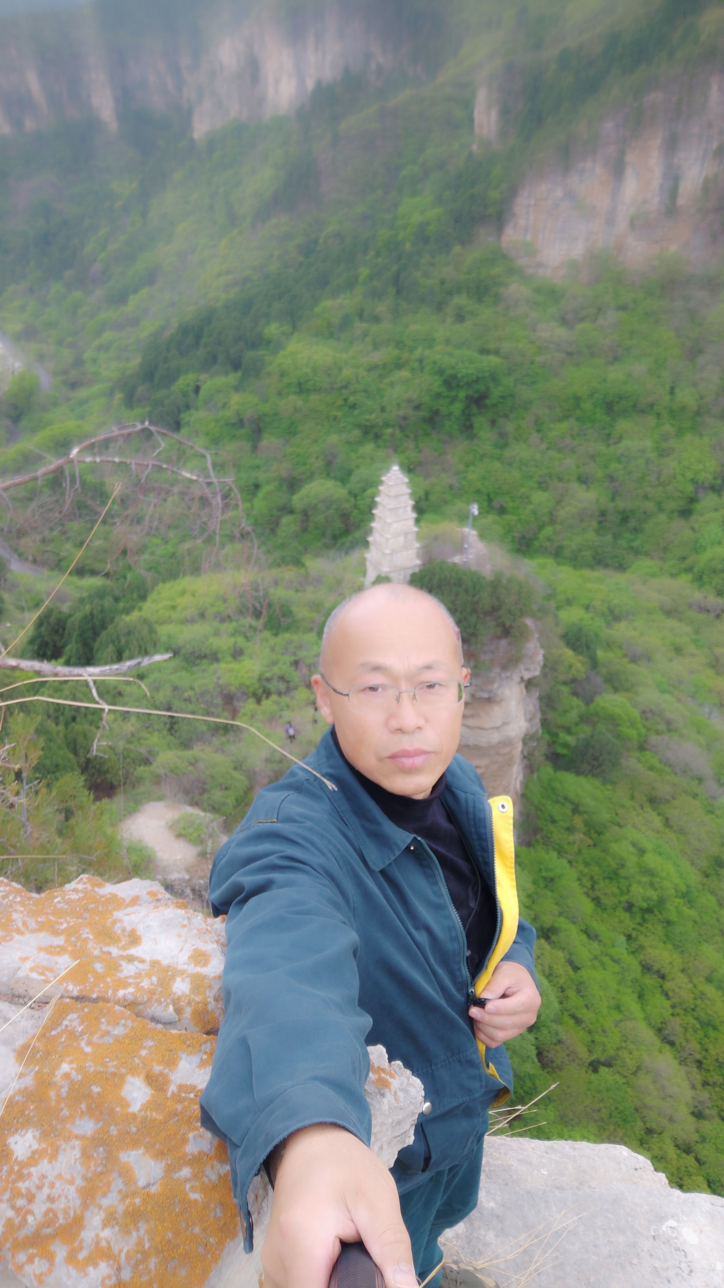 漫步山谷,绿意盎然,山花烂漫,微风拂面,仿佛置身仙境