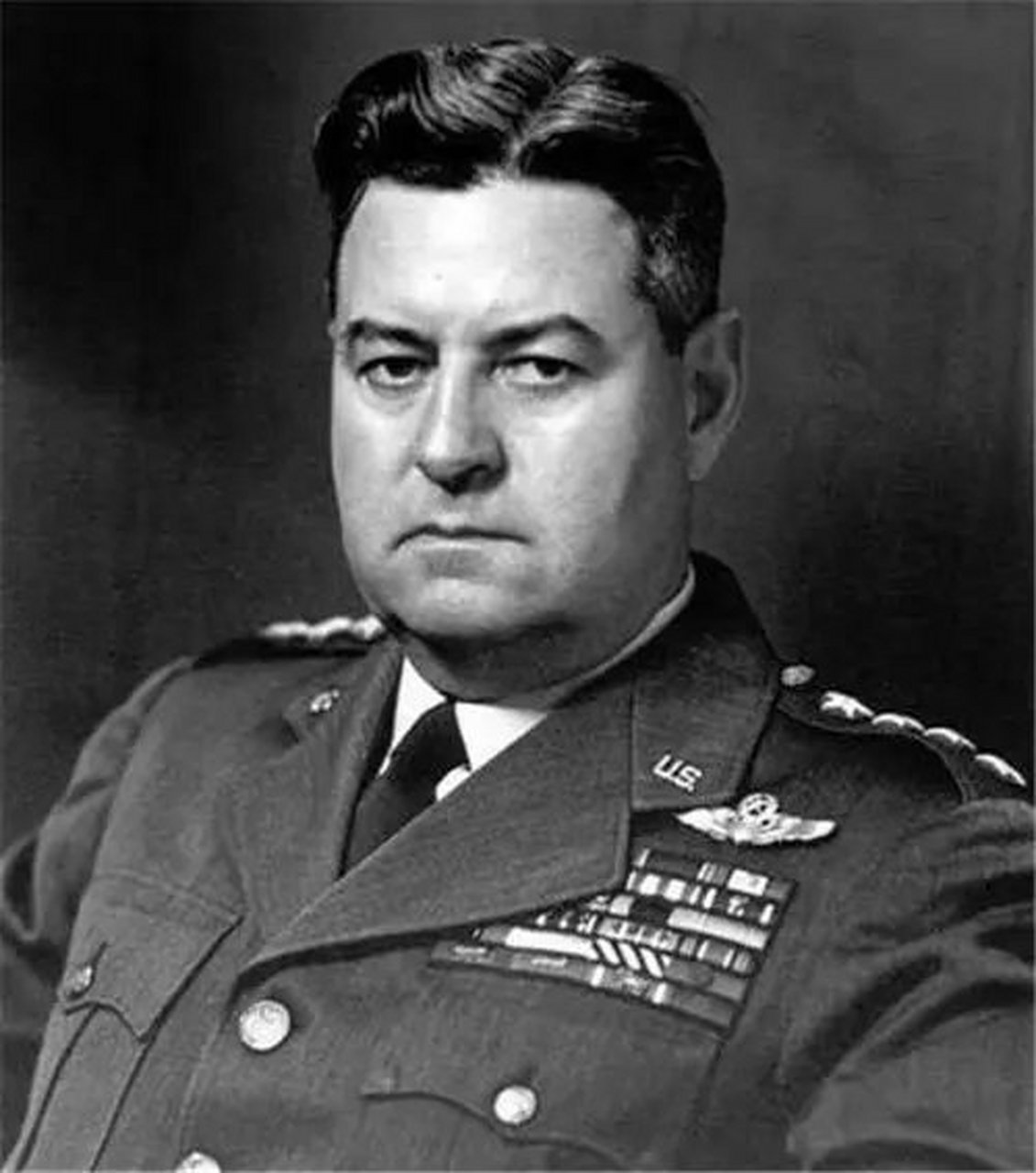 二战历史# 李梅将军二战最著名的烧烤大师,他的大师生涯就是他调往