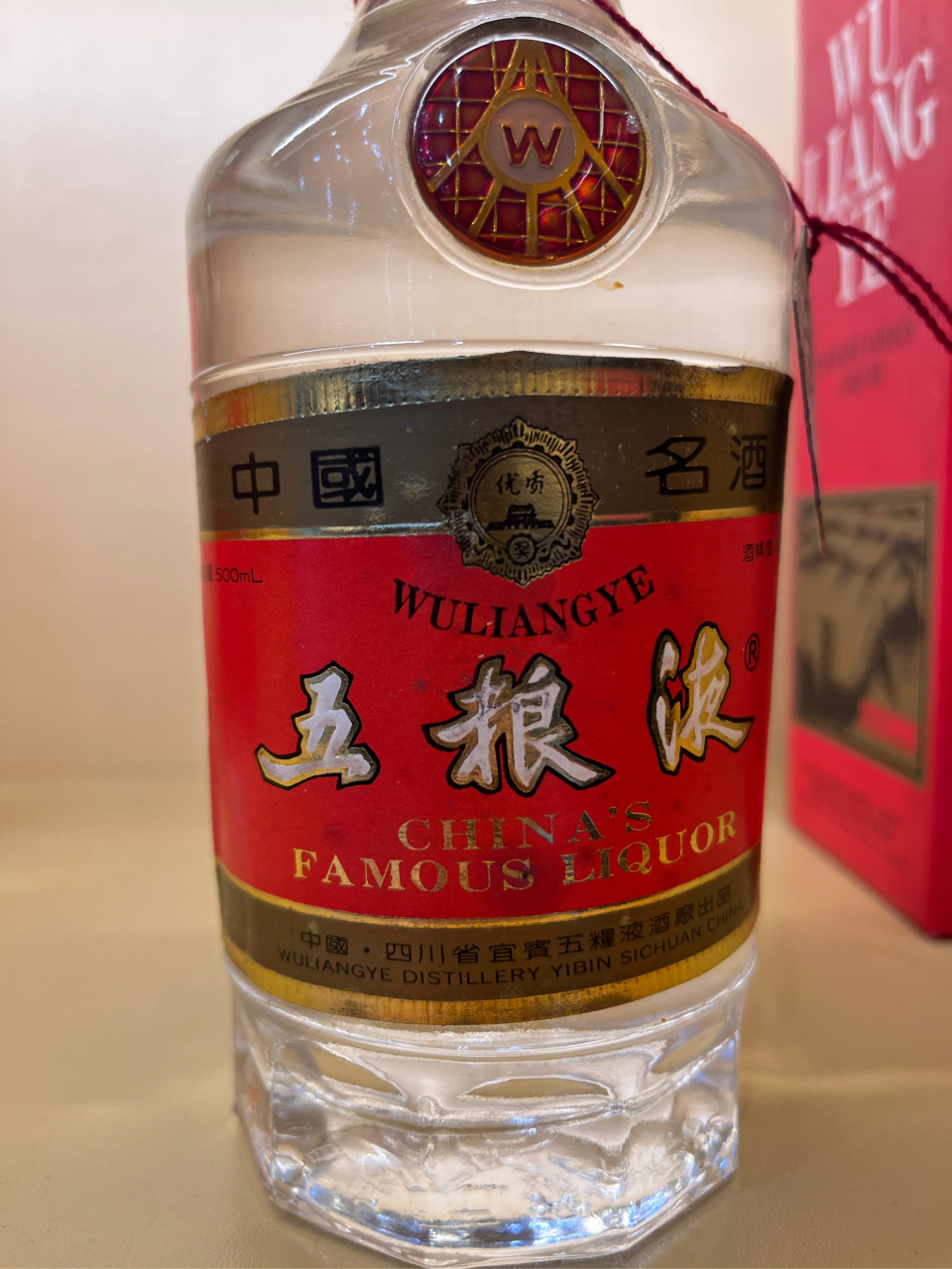 品名:第五代五粮液 规格:500ml 度数:52度 其最大的特点是,在五粮液的