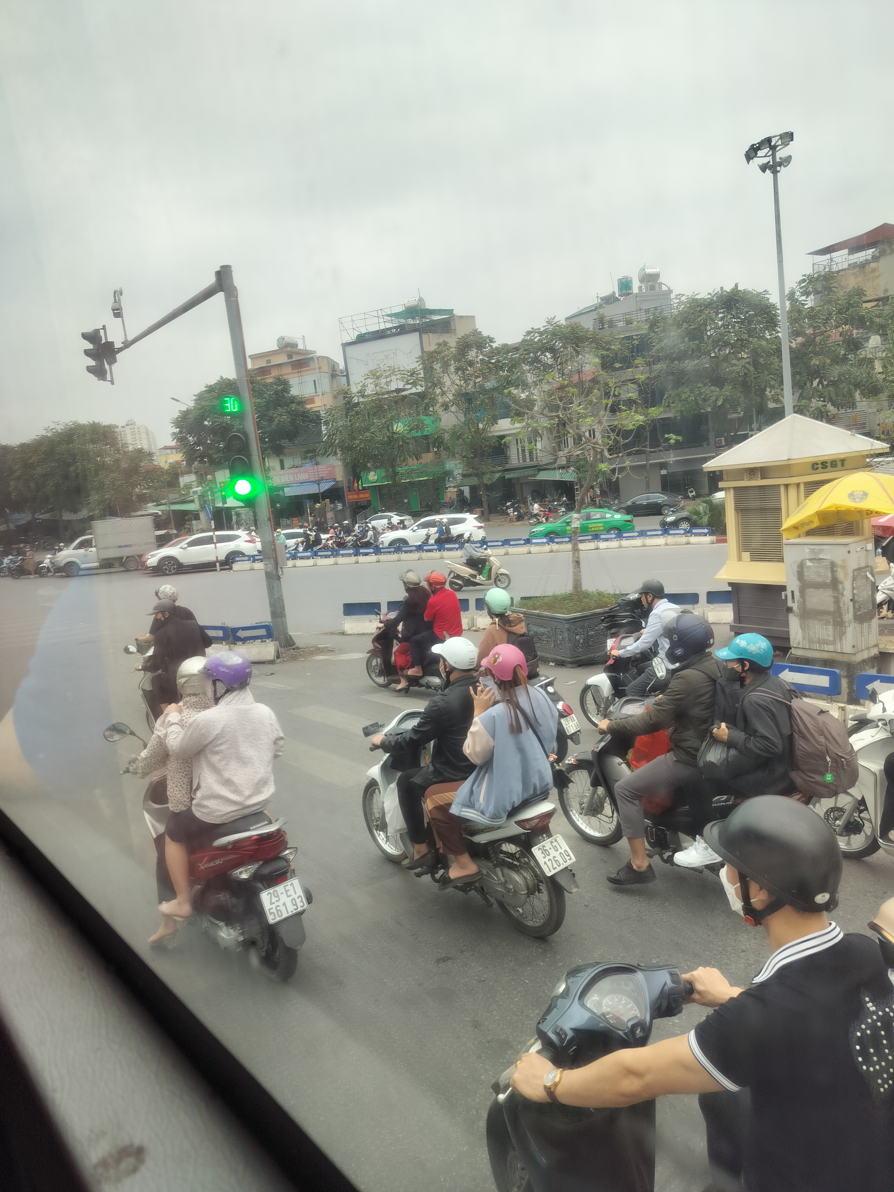 摩托车在越南享有汽车同等的路权噢[赞同]