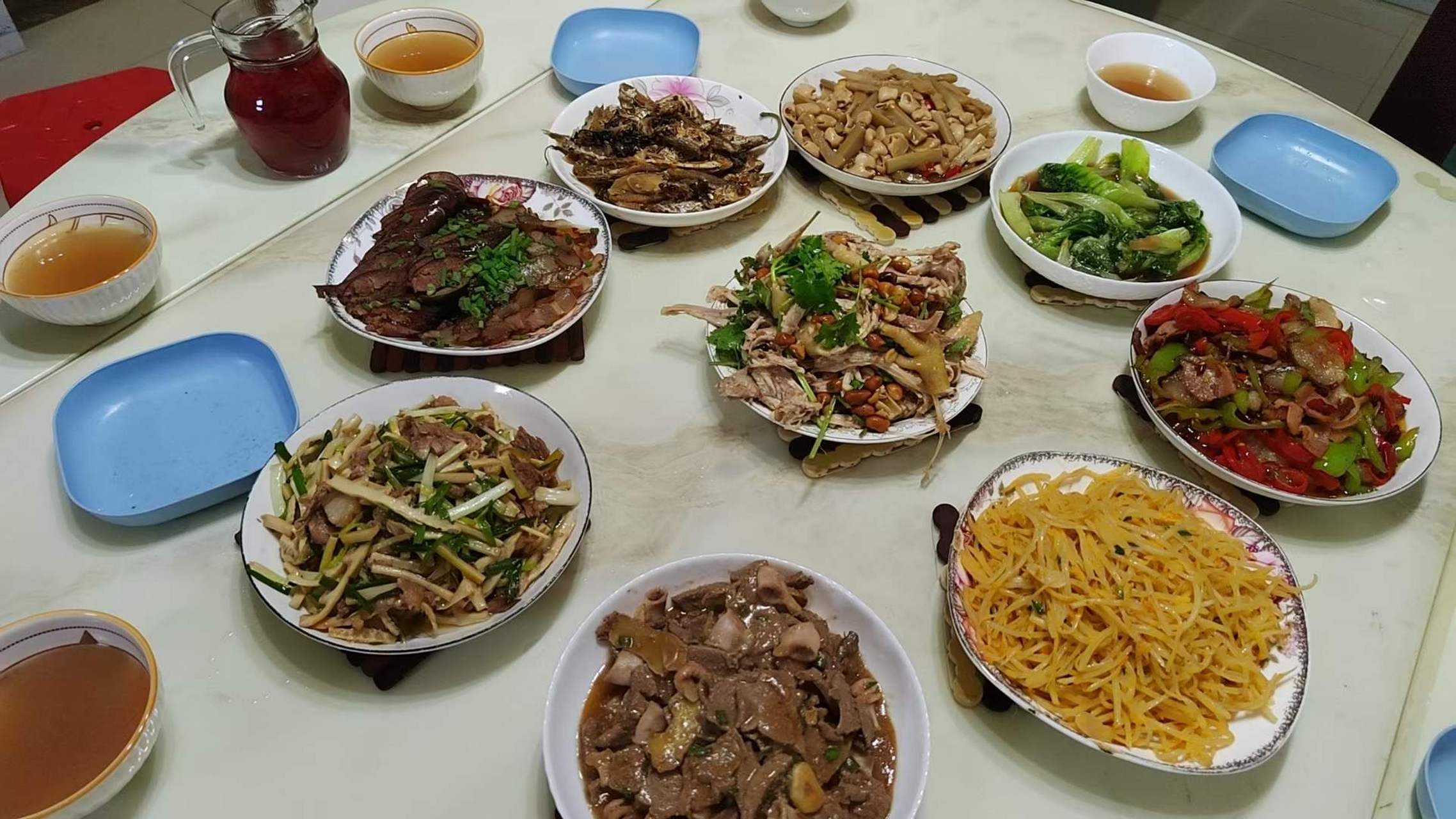 一桌美食,再来一要坛老酒,这才叫生活.