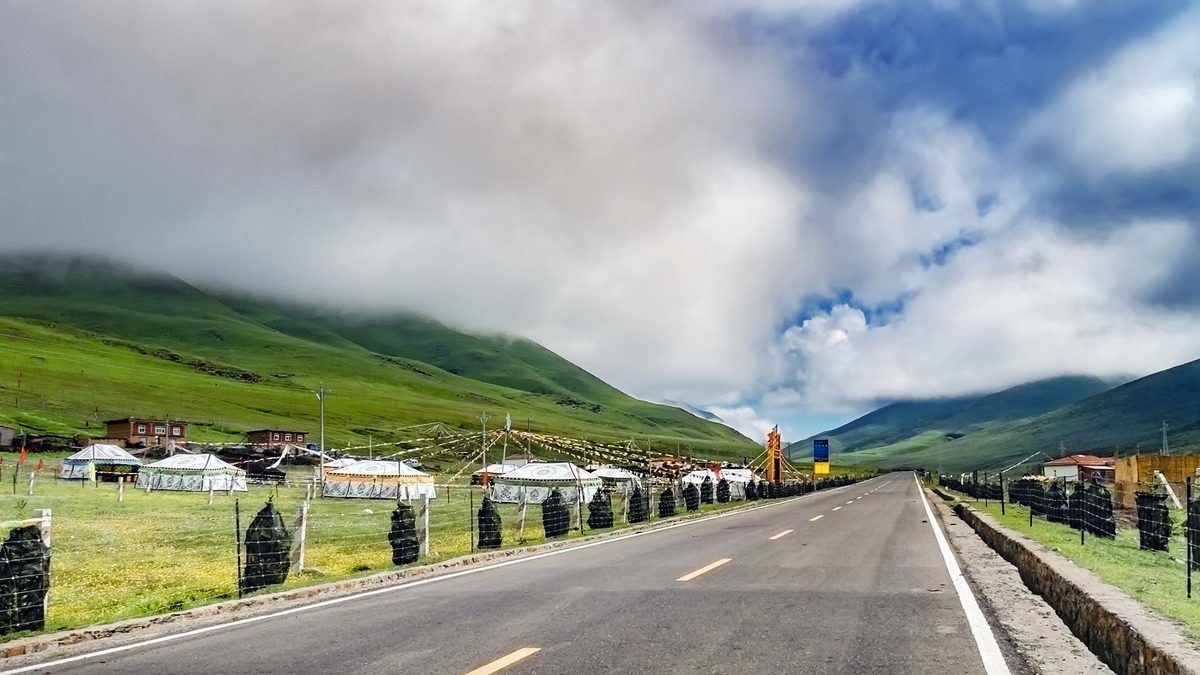 青海的班玛县城海拔3500米 ,是我的老师大瑜伽师耶巴尊者的故乡,有