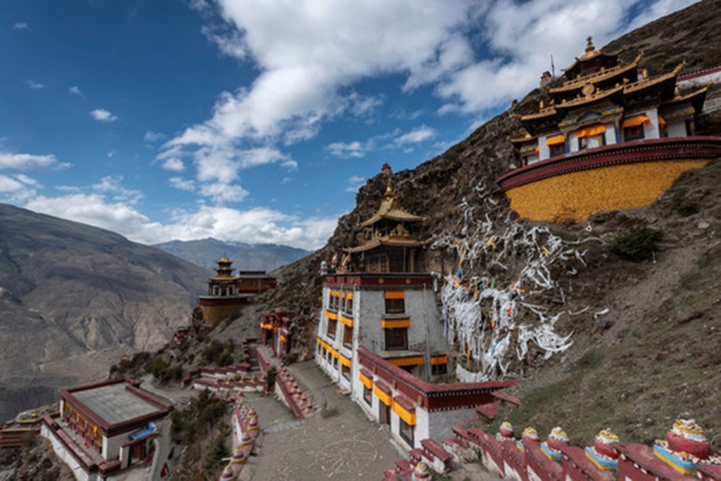 洛卓沃龙寺在西藏山南洛扎县色乡,由大译师马尔巴创建,至今巳有近千年