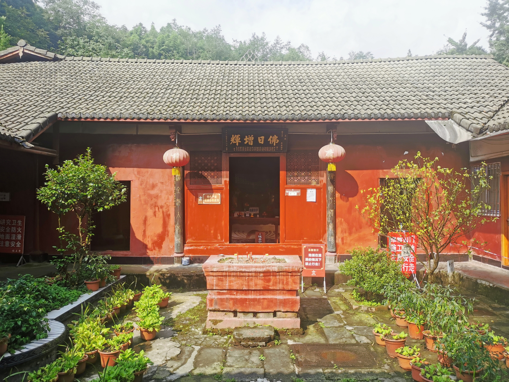 大邑接王寺 大邑雾中山深处,藏着几座非常有名的寺院,接王寺就是其中