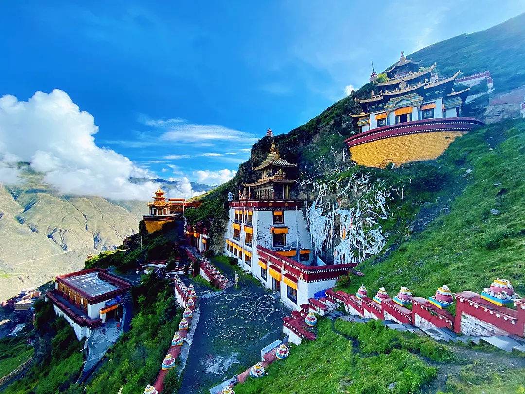洛卓沃龙寺在西藏山南洛扎县色乡,由大译师马尔巴创建,至今巳有近千年