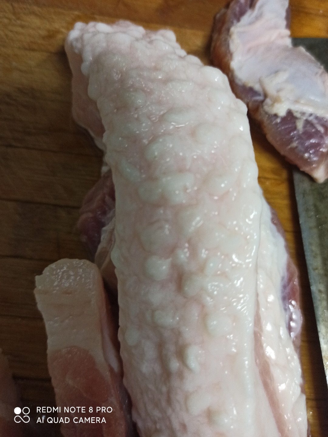 大家看一下这个肉还能吃不,是不是人们说的米猪肉