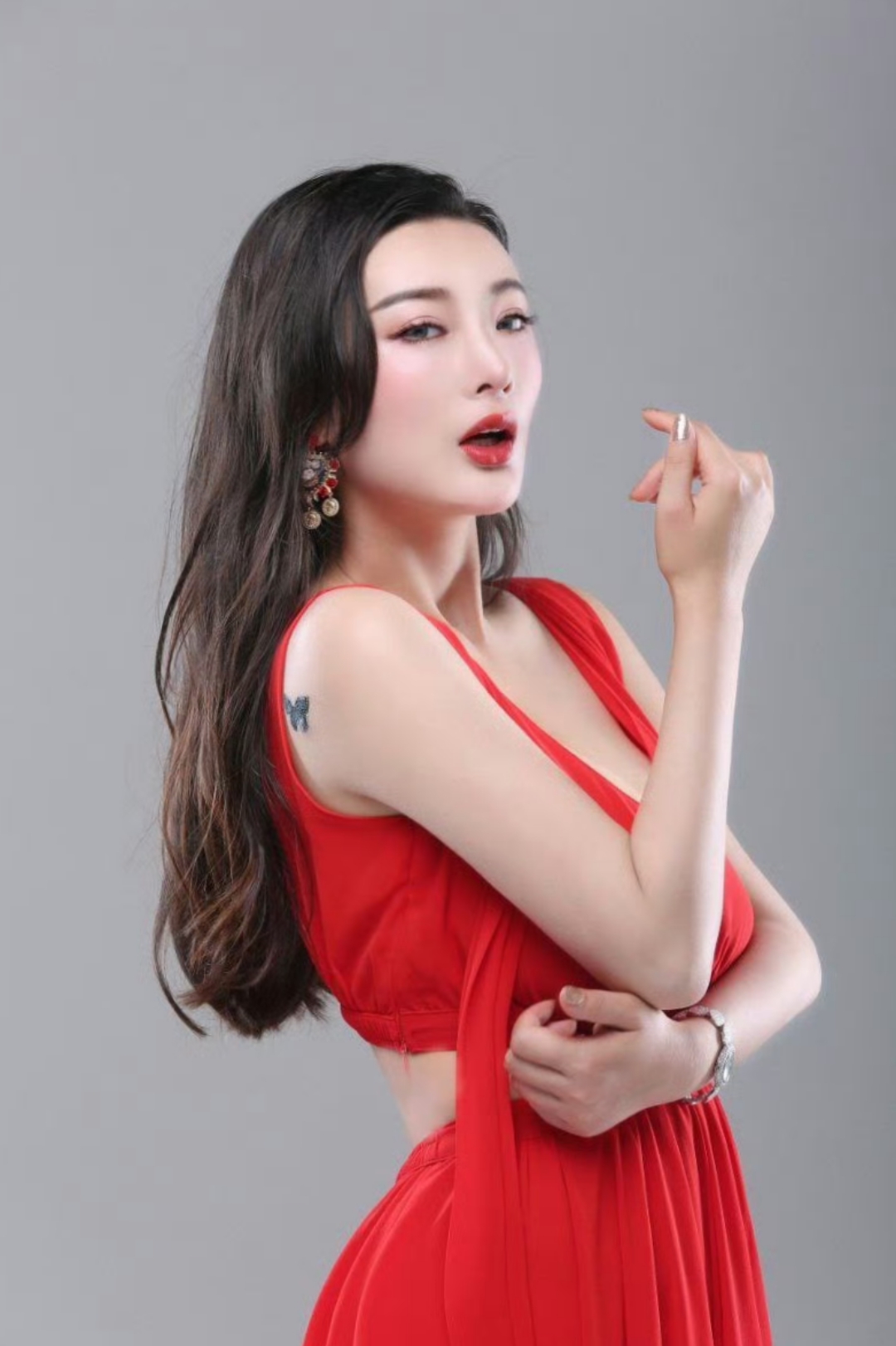 王李丹妮怎么看着怪怪的呢?#王李丹妮