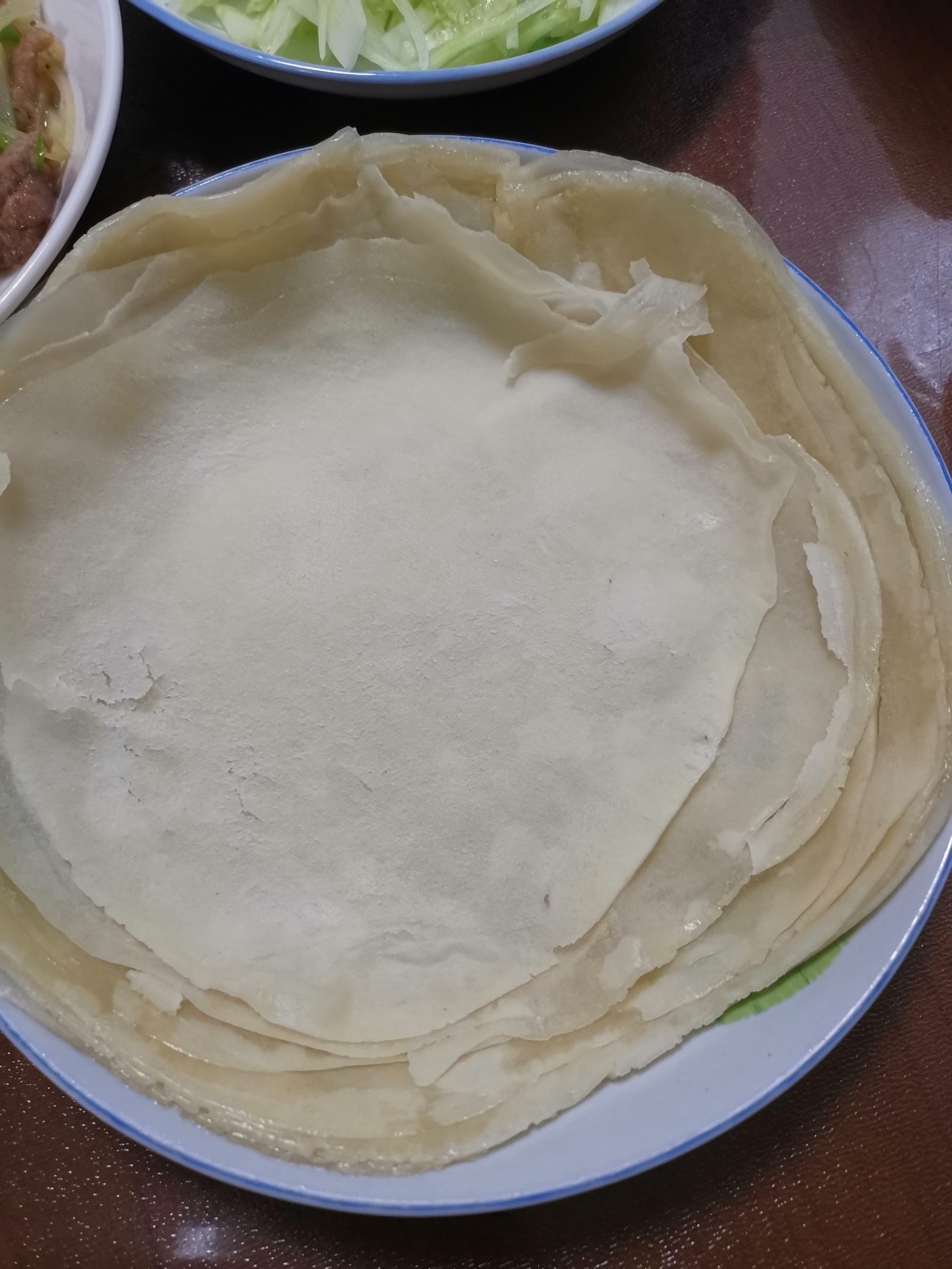 用买的饺子皮做的春饼,不知道是不是皮擀的太薄了,还是油抹少了,皮儿