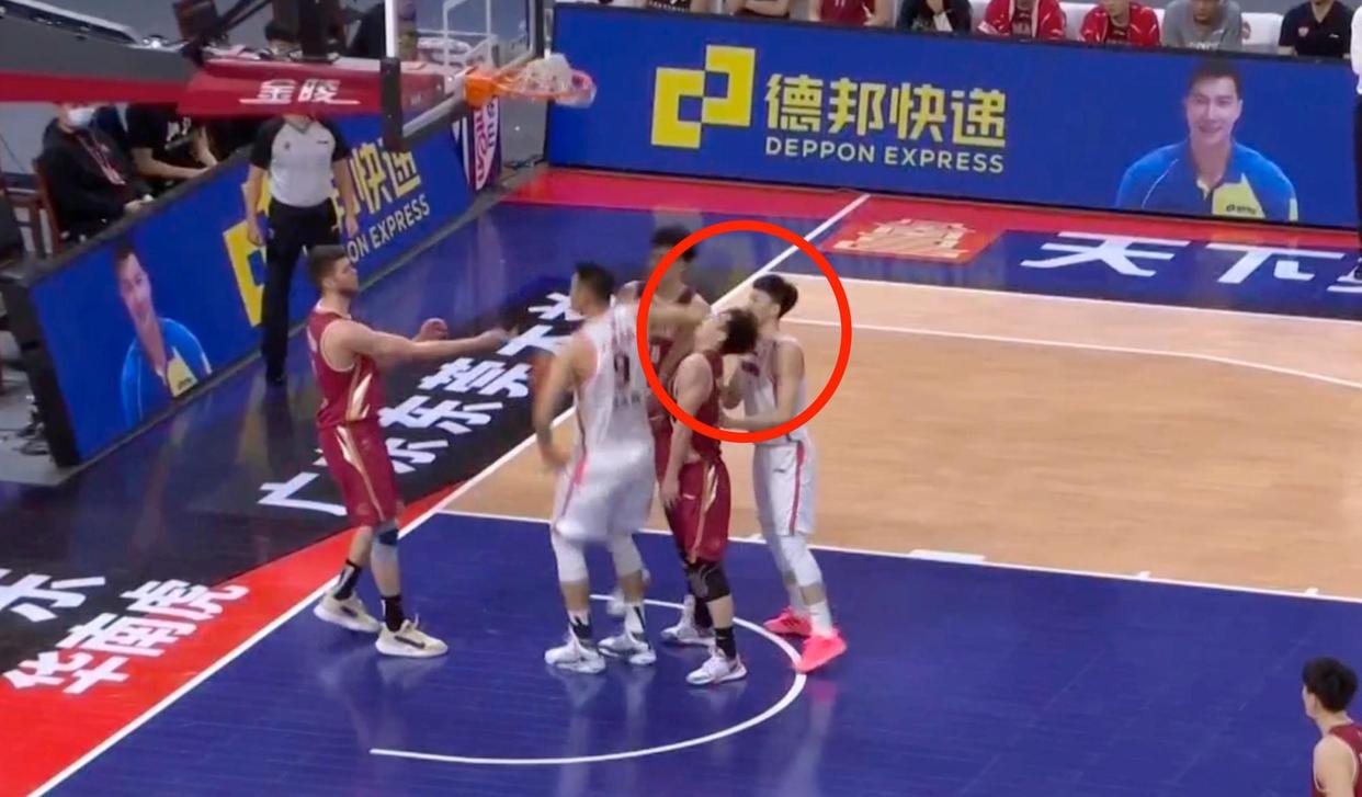 福建男篮遭遇失利,战绩下滑令球迷揪心 福建男篮遭遇失利,战绩下滑令球迷揪心