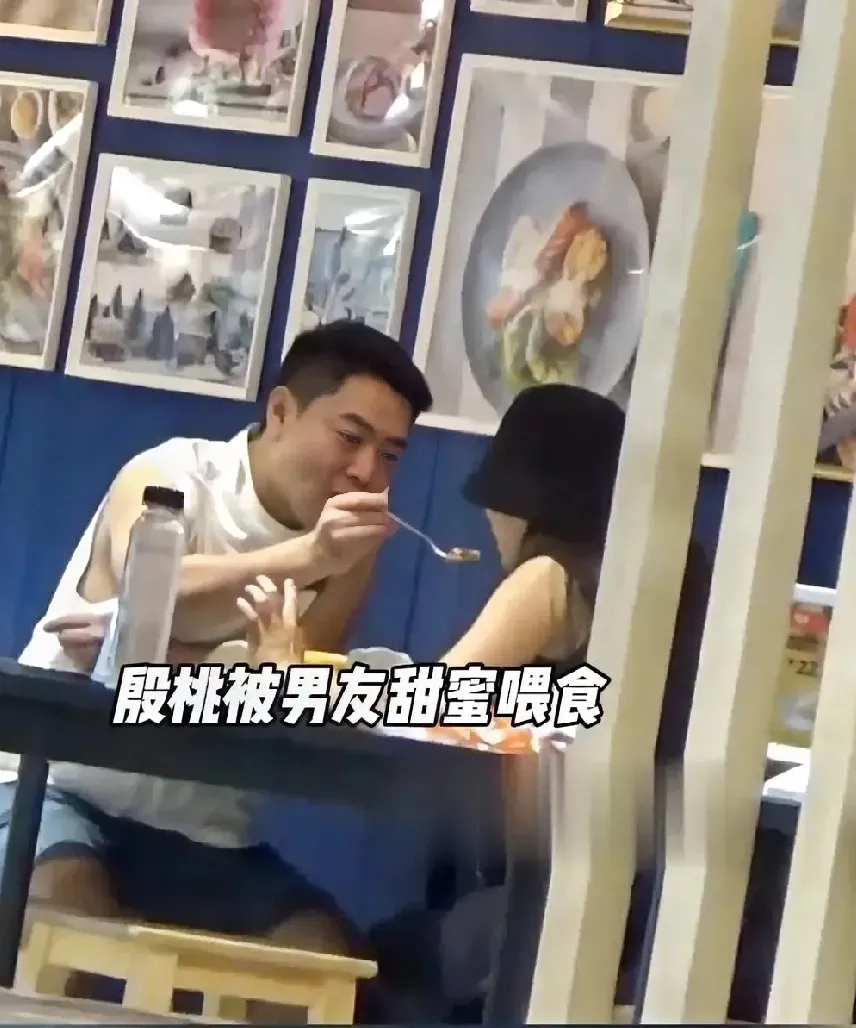 吃饭的时候还会给她甜蜜喂食,阚清子的老公虽然胖乎乎的,但人也很细心