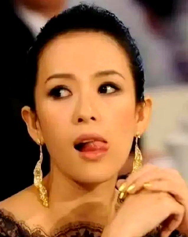 前几天刷到个华表奖红毯视频,有眼尖的网友发现章子怡边走边嚼口香糖