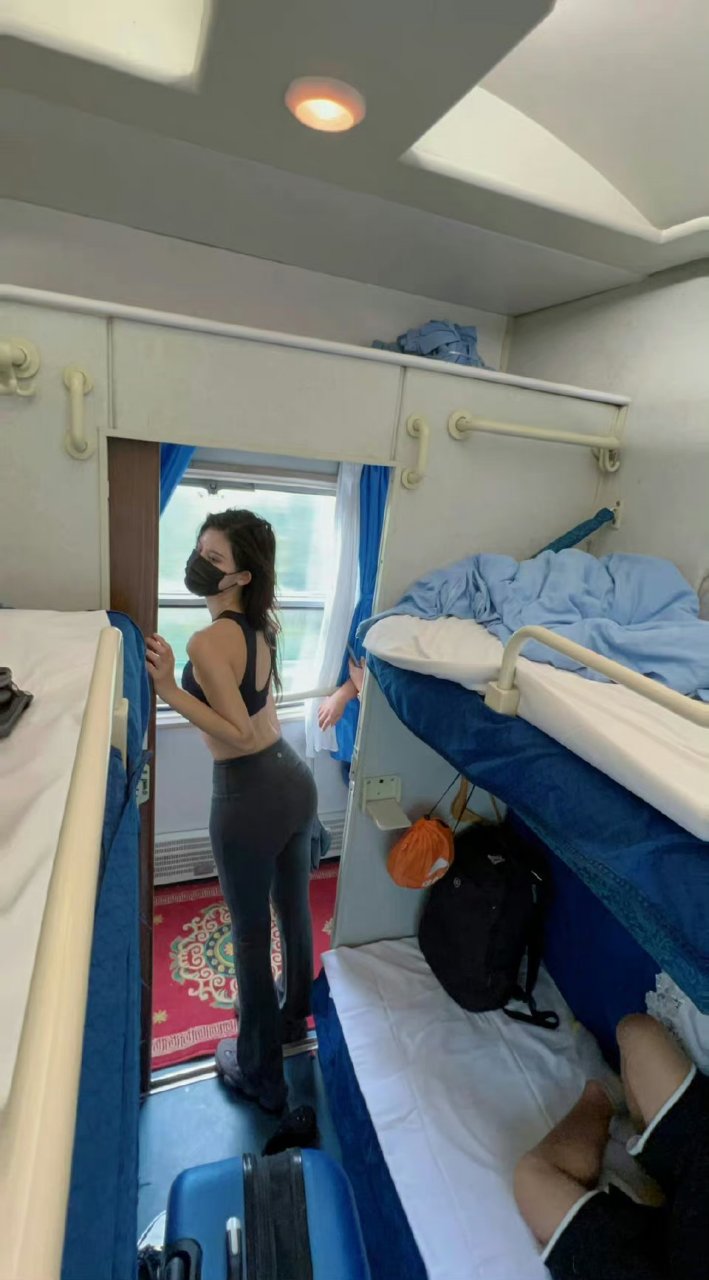 高铁上的邂逅#性感美女# #性感好身材# #美女