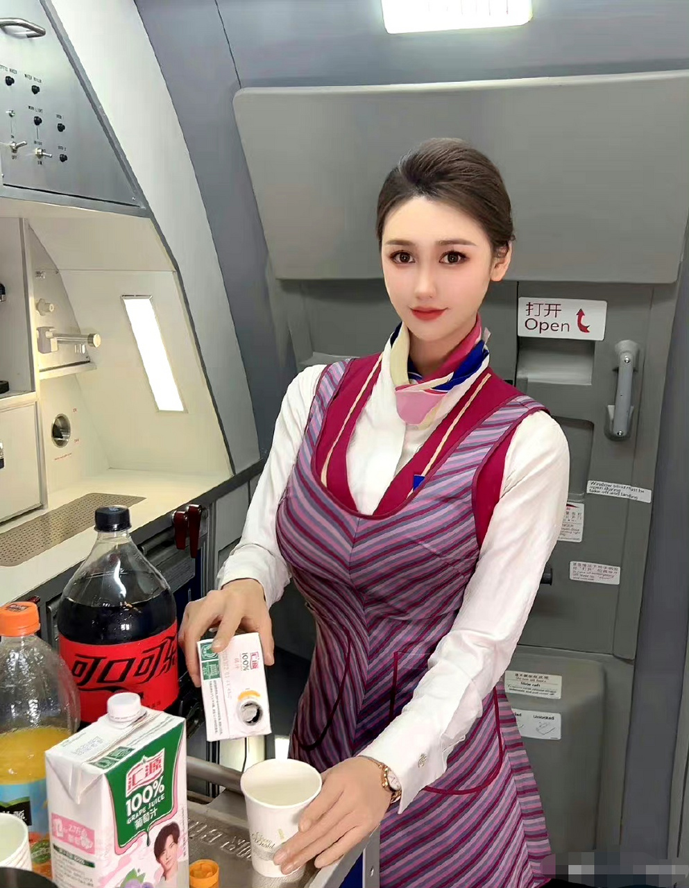 满足各位对大长腿空姐诱惑的幻想,喜欢吗?