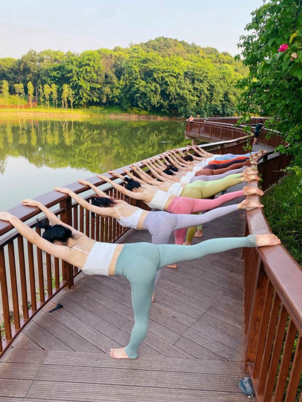 户外瑜伽让练习者感受天人合一的意境,在呼吸到新鲜空气的同时,更舒缓