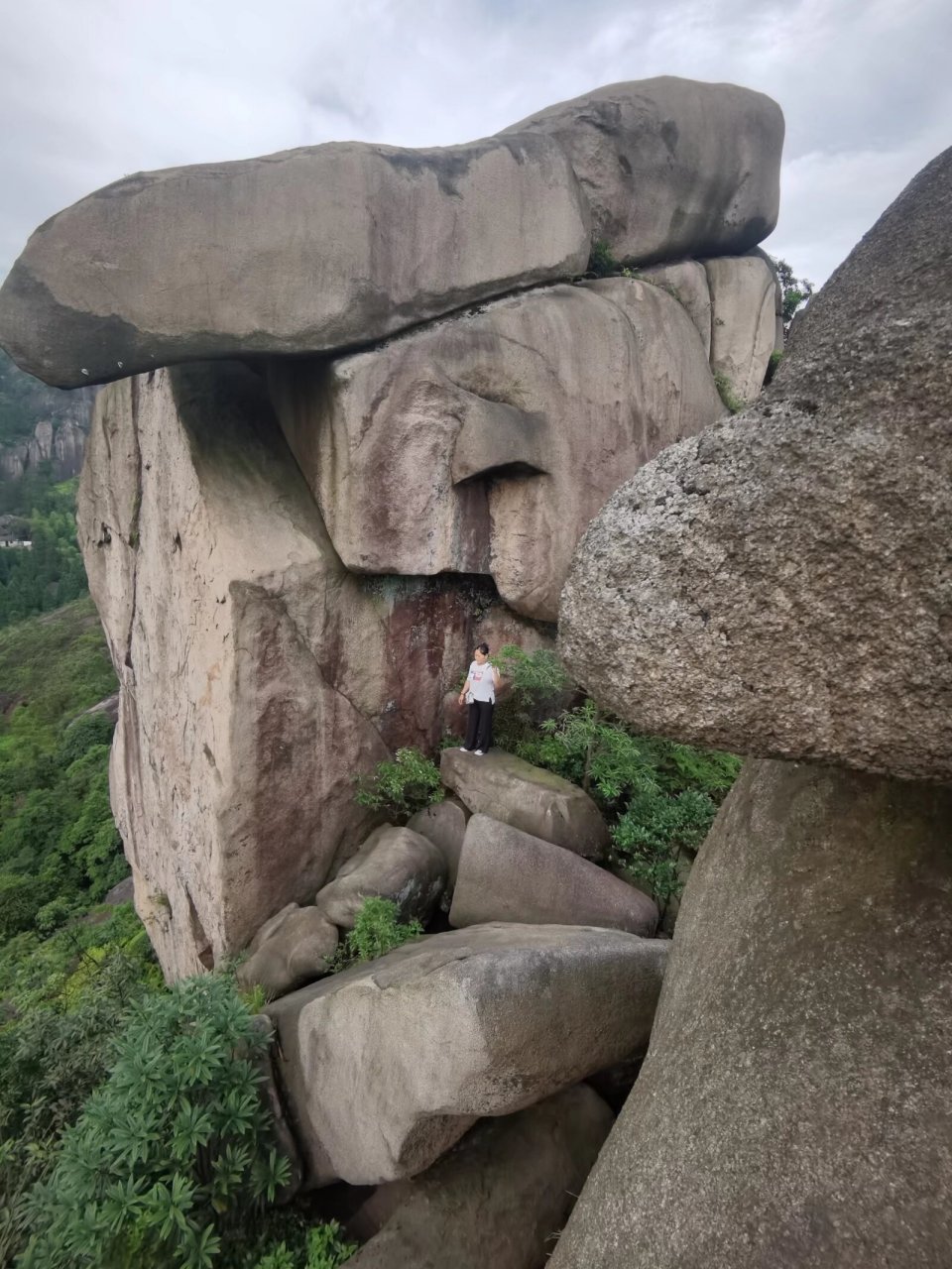 大罗山地处温州市区东南部,海拔707米.