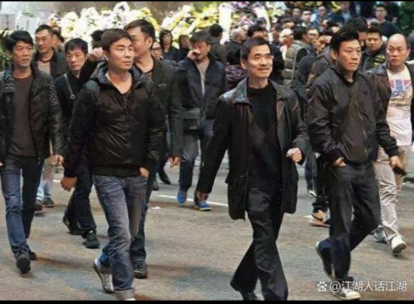 代之沙刚沙勇(二)  端着酒杯的沙刚过来,一摆手,"哎,兄弟们,二哥,昌哥