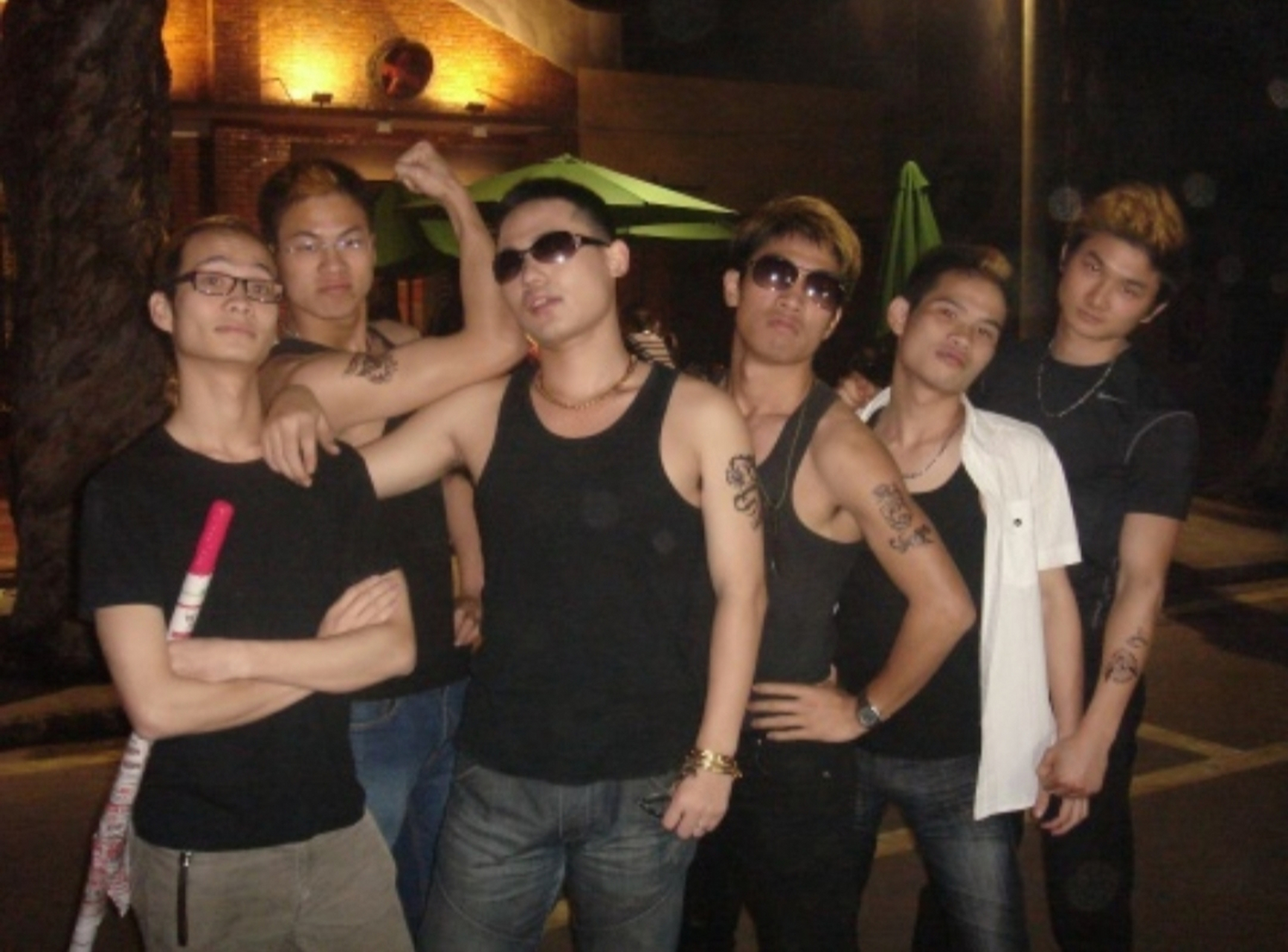 女子哭着说:"老公啊,你赶紧来游泳馆,我跟朋友过来游泳,遇到一个流氓