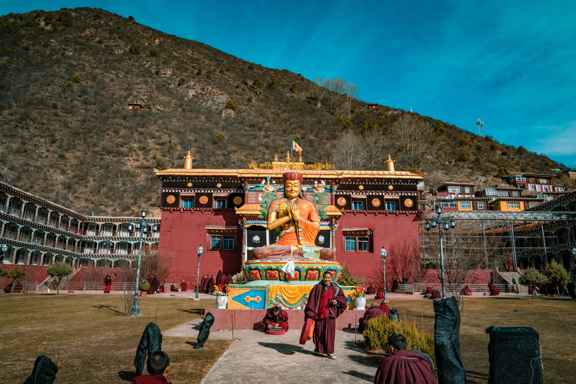 这笑容亲切又纯真 去了昌都江达的瓦拉寺,这里有个伍明佛学院,这些