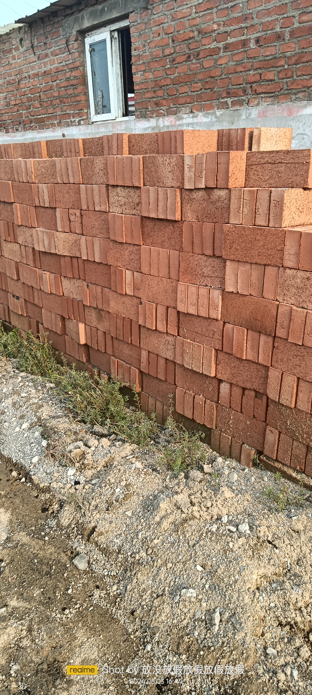 砖墙砌起生活的温度,放假放飞心情的自由.