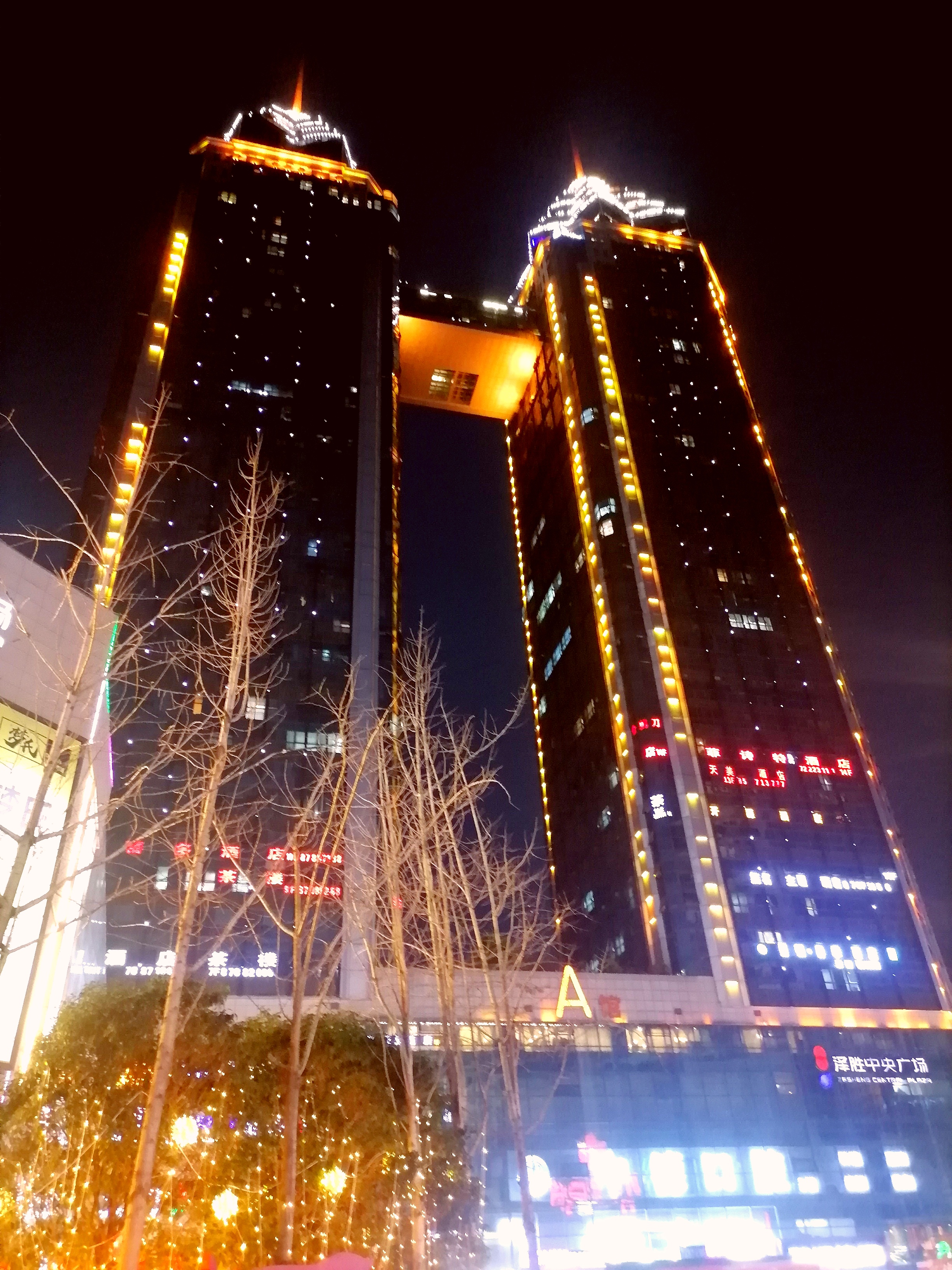 早春二月巴蜀行 涪陵之夜 编辑江枫渔火 涪陵城位于长江与乌江的交汇