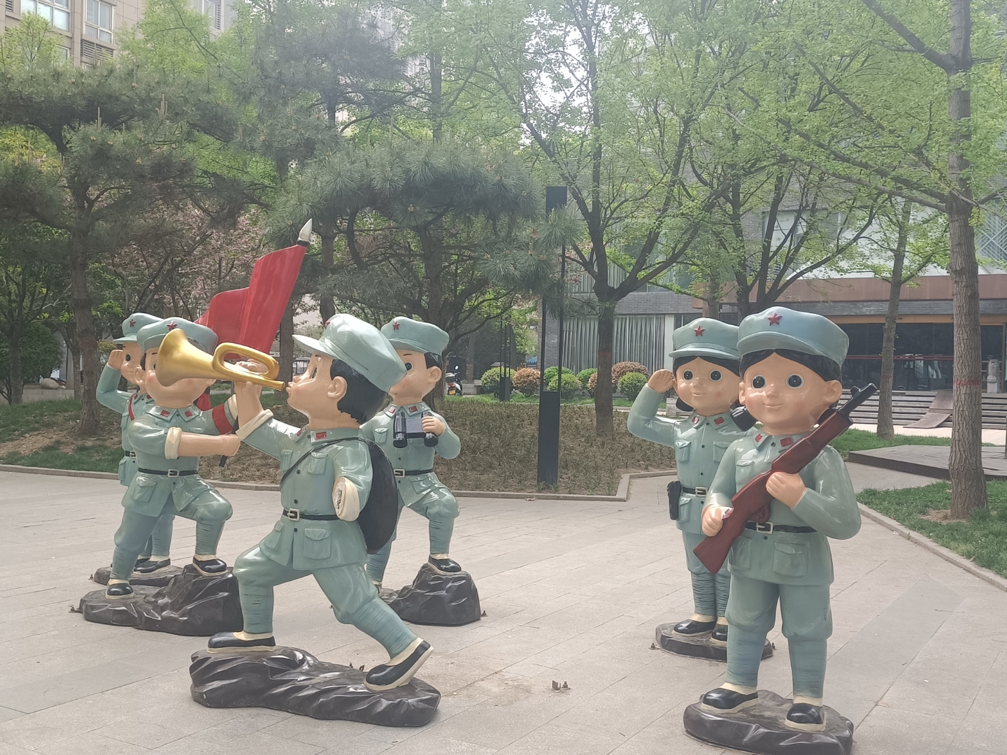 **雕像之路**  在小路的尽头,伫立着五尊人物雕像,似历史的守护者