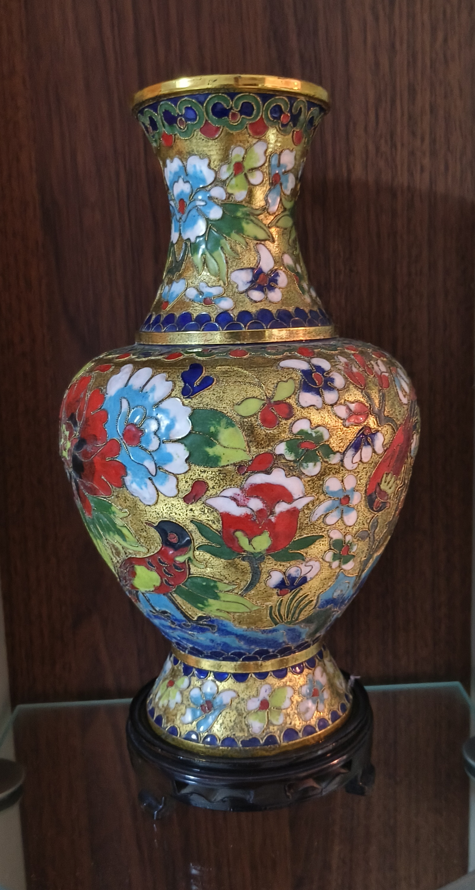 家人们,这个花瓶是什么材质的,它的主人说是上世纪70年代买的,贵不贵