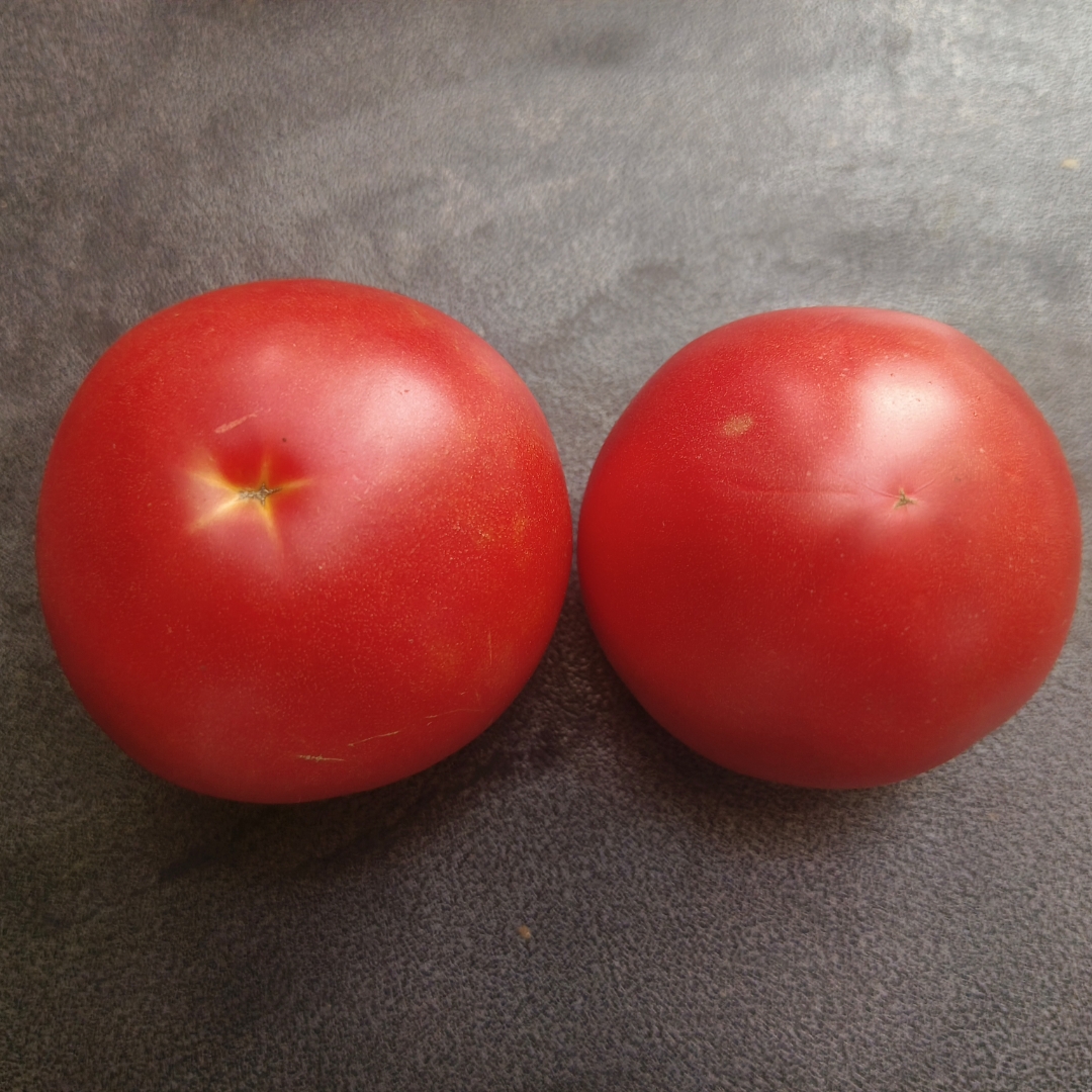 昨天去超市买菜,一个年长的师傅在认真的挑选西红柿,我问他什么样的