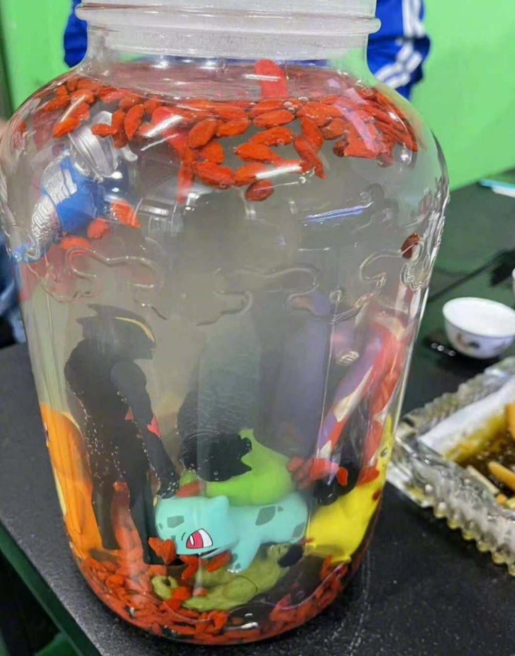 三年前泡的药酒,今天拿出来发现里面多了几只奥特曼,想问一下这酒还能