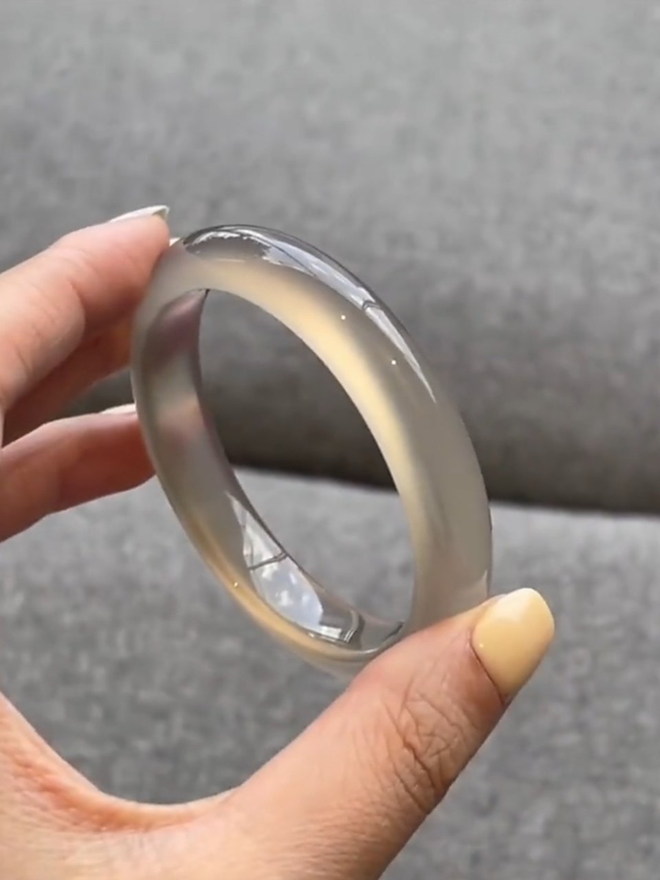 天然马料香槟色玛瑙玉髓,冰冰透透不挑肤色,上手显轻盈温柔的气质感