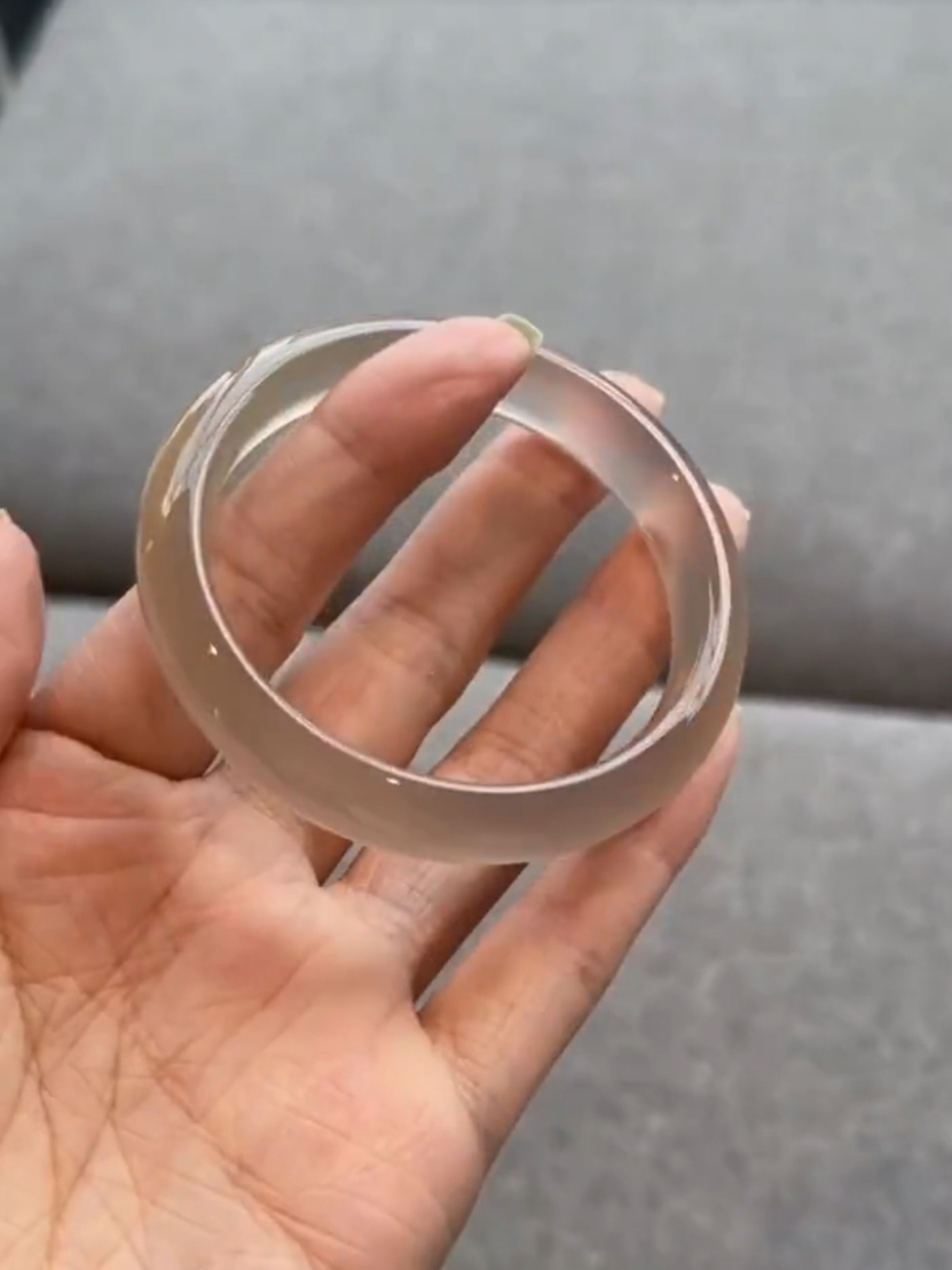 天然马料香槟色玛瑙玉髓,冰冰透透不挑肤色,上手显轻盈温柔的气质感