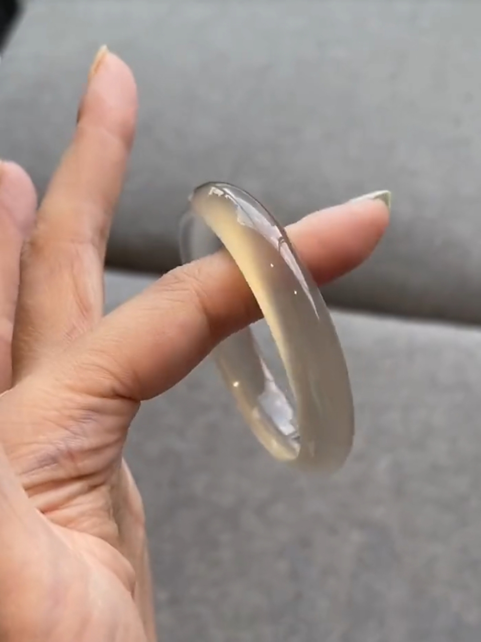 天然马料香槟色玛瑙玉髓,冰冰透透不挑肤色,上手显轻盈温柔的气质感