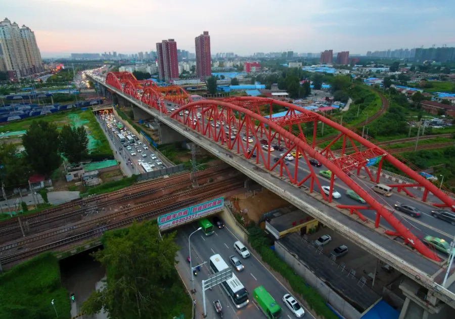 今日封面# 郑州彩虹桥#设计河南#三道"彩虹"下,双向8车道的桥面上