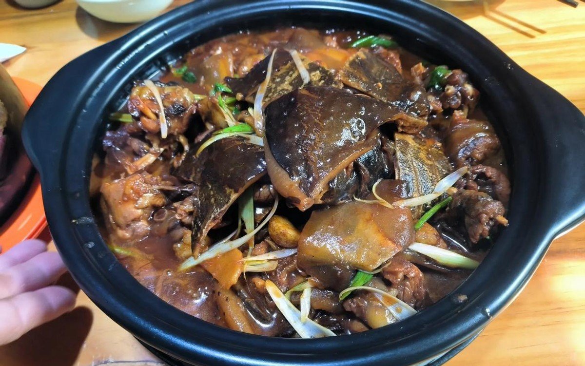 一下子就把我拉进了一个七弯八拐的小巷子,推开