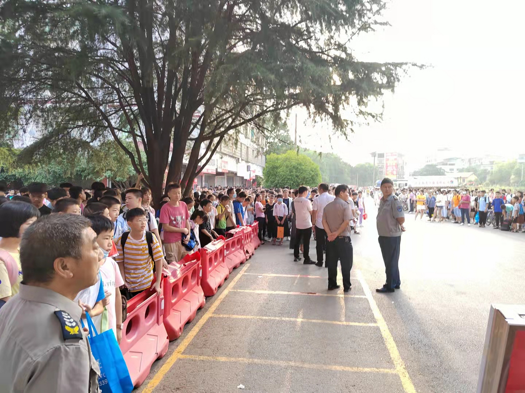 祁阳市浯溪二中的早晨 教育部规定学校7点半才能上学,这大清早的,学生