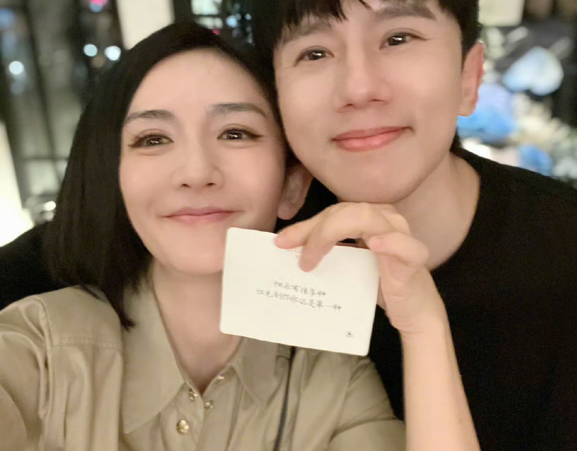 在音乐上的成就却是所有快男里最高的,这离不开谢娜早些年的大力提携