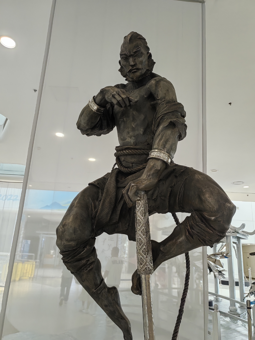 这尊雕塑真有力量感,仿佛能听到铁链的碰撞声